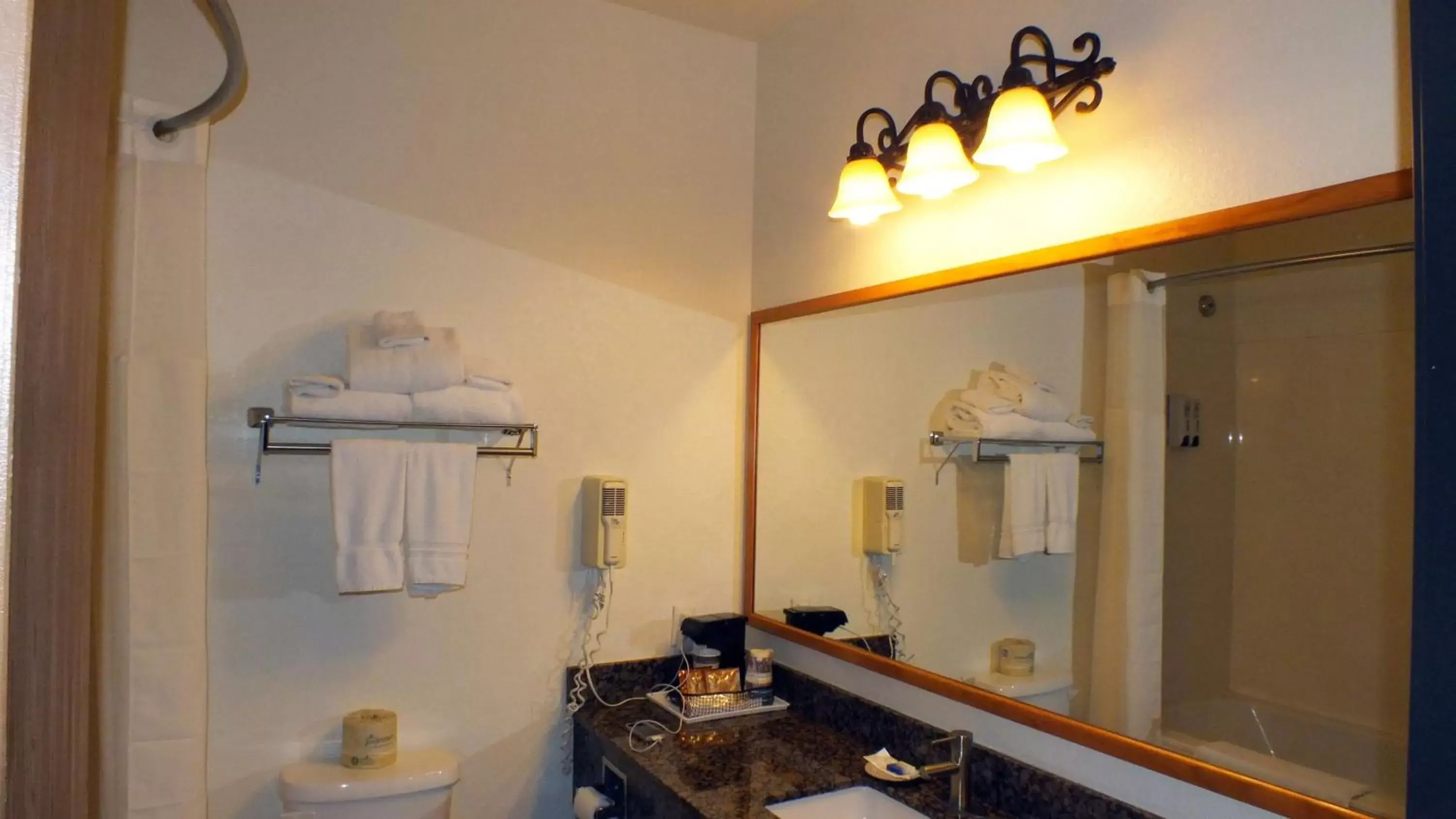 Bathroom, Kitchen/Kitchenette in Best Western Gold Canyon Inn & Suites