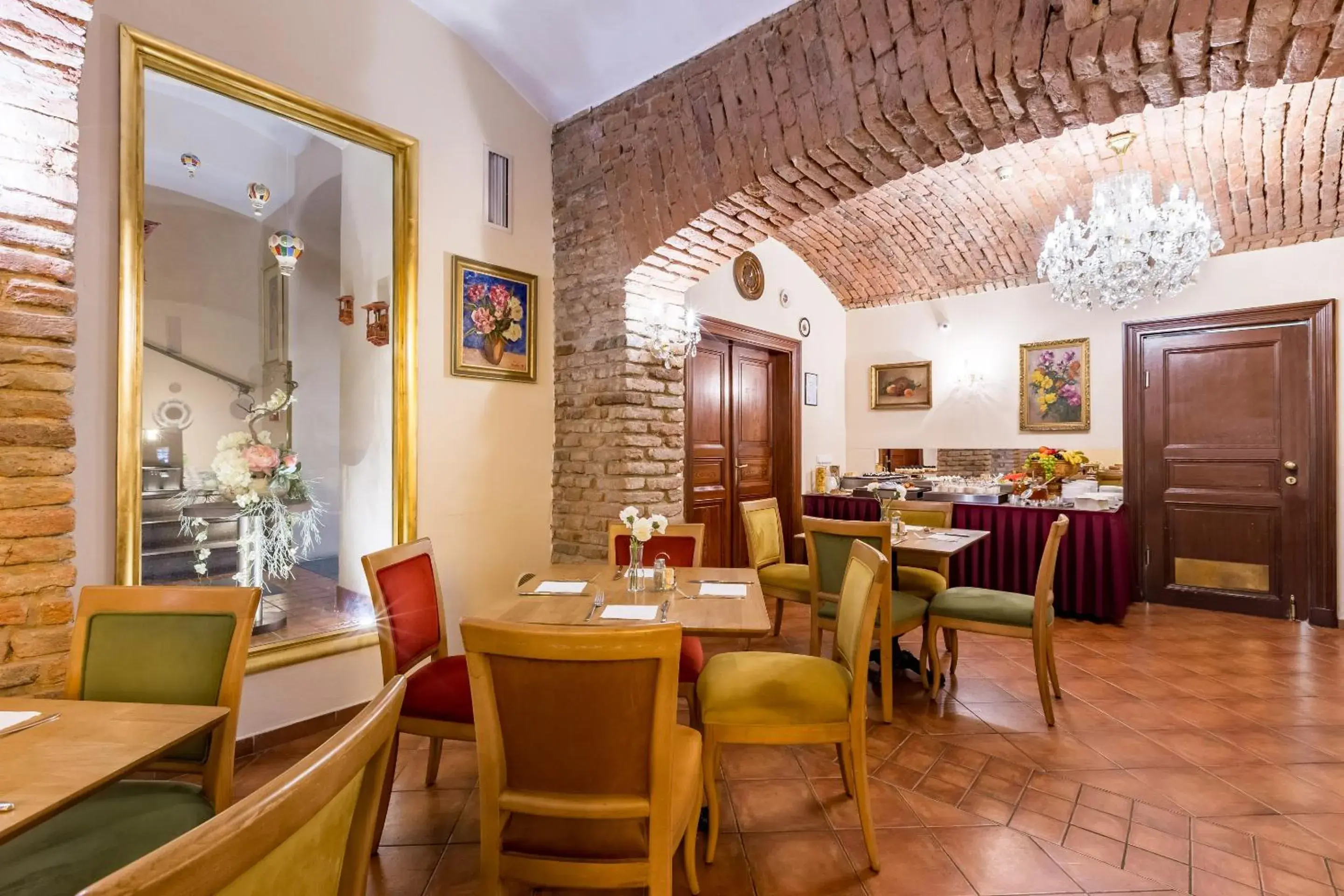 Restaurant/Places to Eat in Myo Hotel Caruso