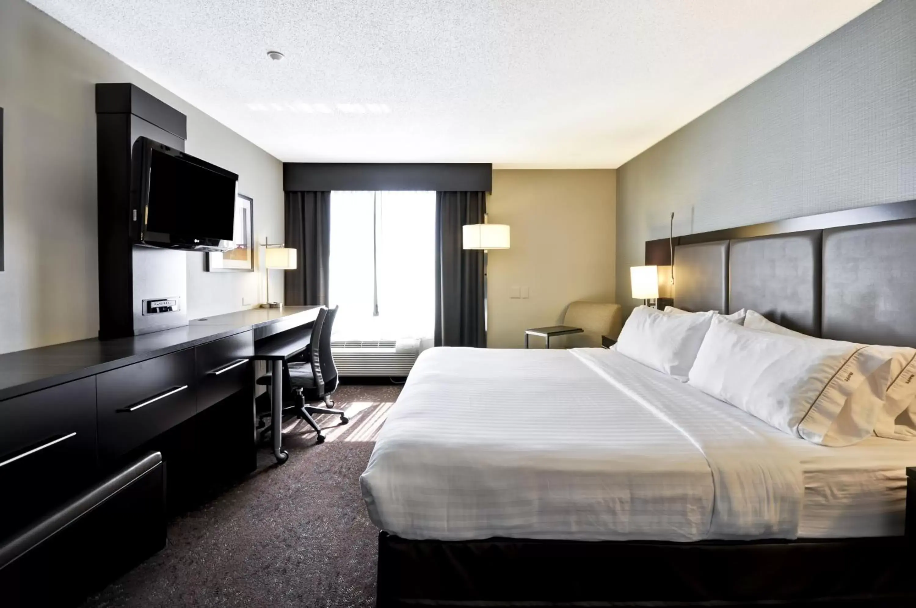 Photo of the whole room, Bed in Holiday Inn Express Romulus / Detroit Airport by IHG Photo of the whole room, Bed in Holiday Inn Express Romulus / Detroit Airport by IHG