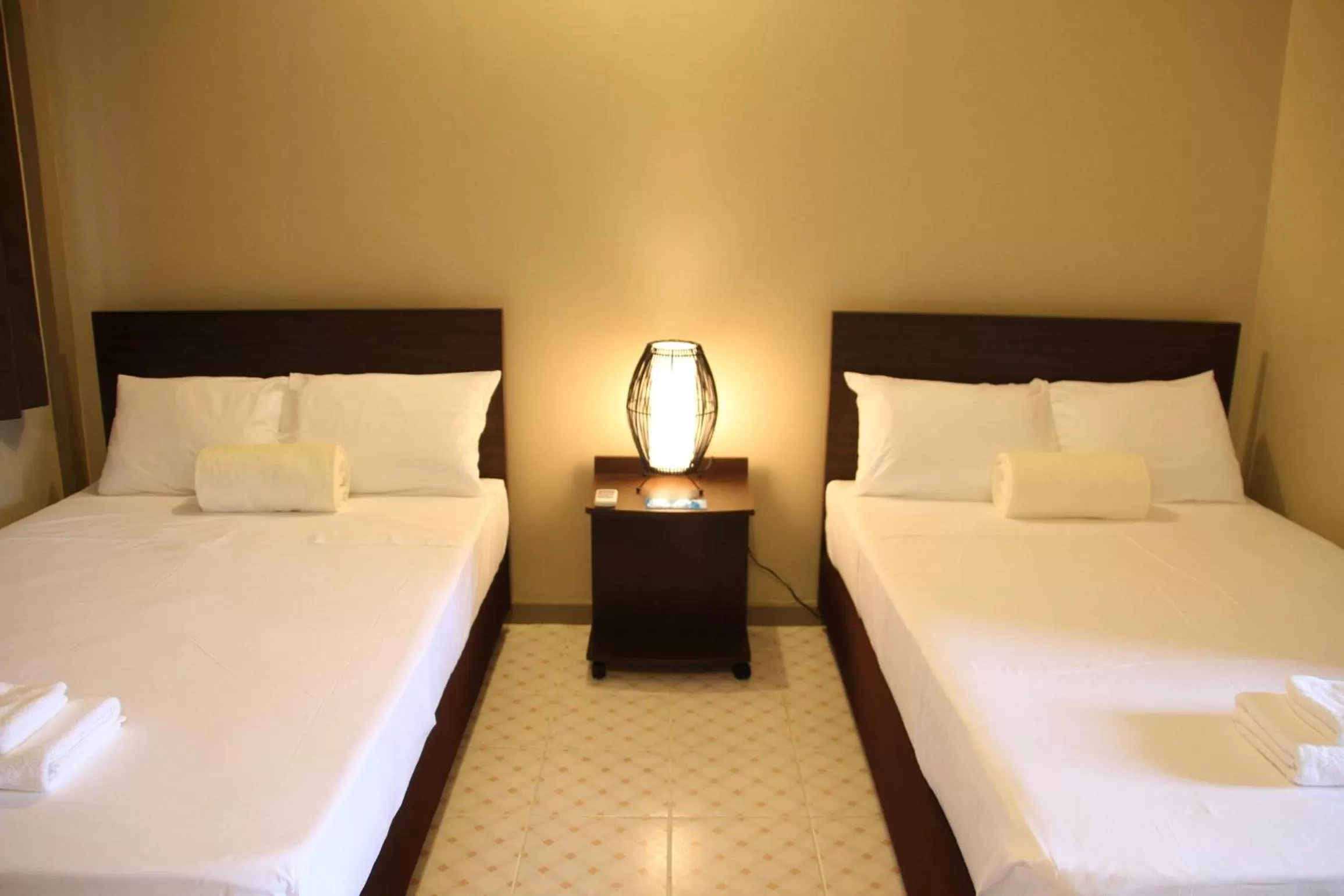 Photo of the whole room, Bed in DW Motel