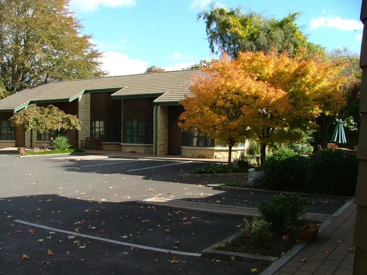 Property Building in Cambridge Mews Motel