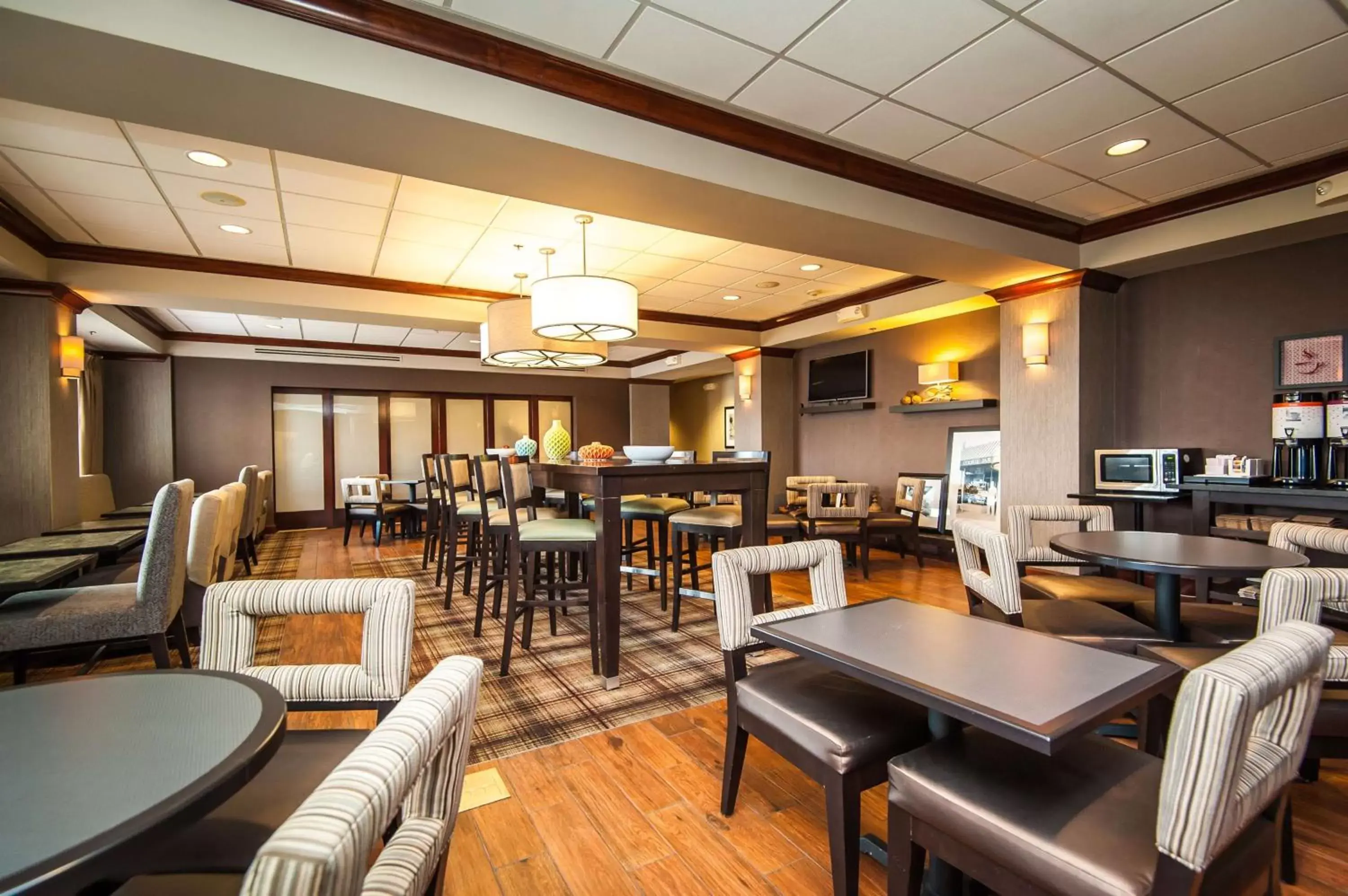 Dining area, Restaurant/Places to Eat in Hampton Inn South Kingstown - Newport Area