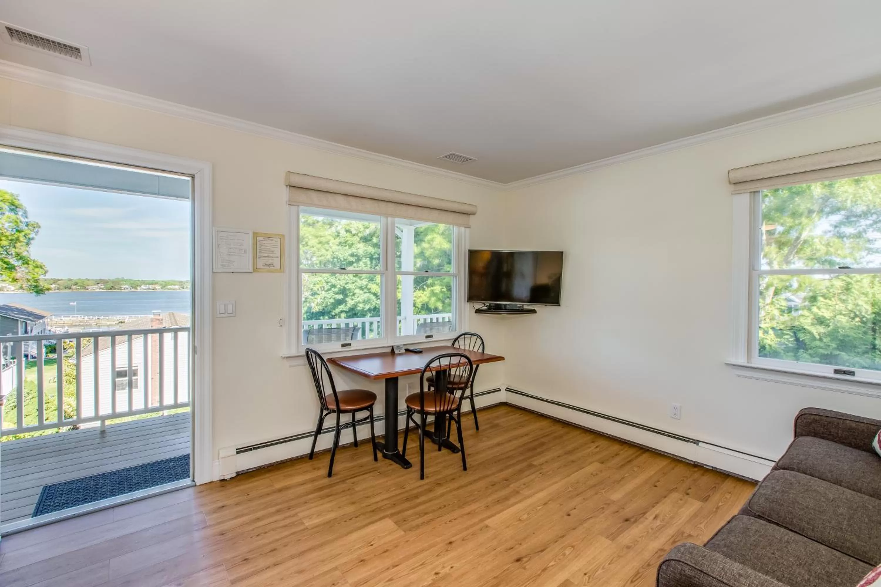 Dining Area in Colonial Shores Resort