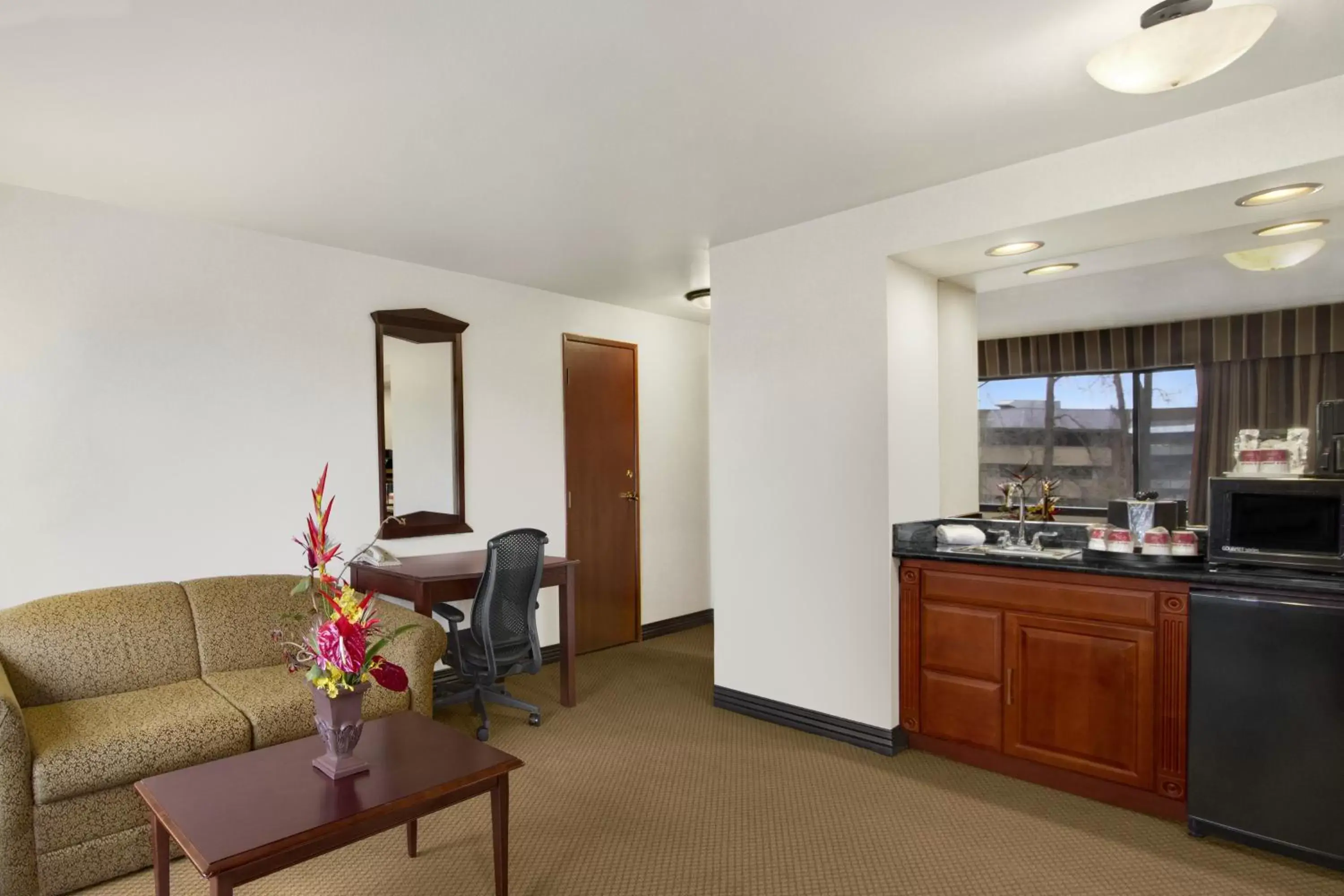 Kitchen or kitchenette, Seating Area in Ramada by Wyndham Tukwila Southcenter