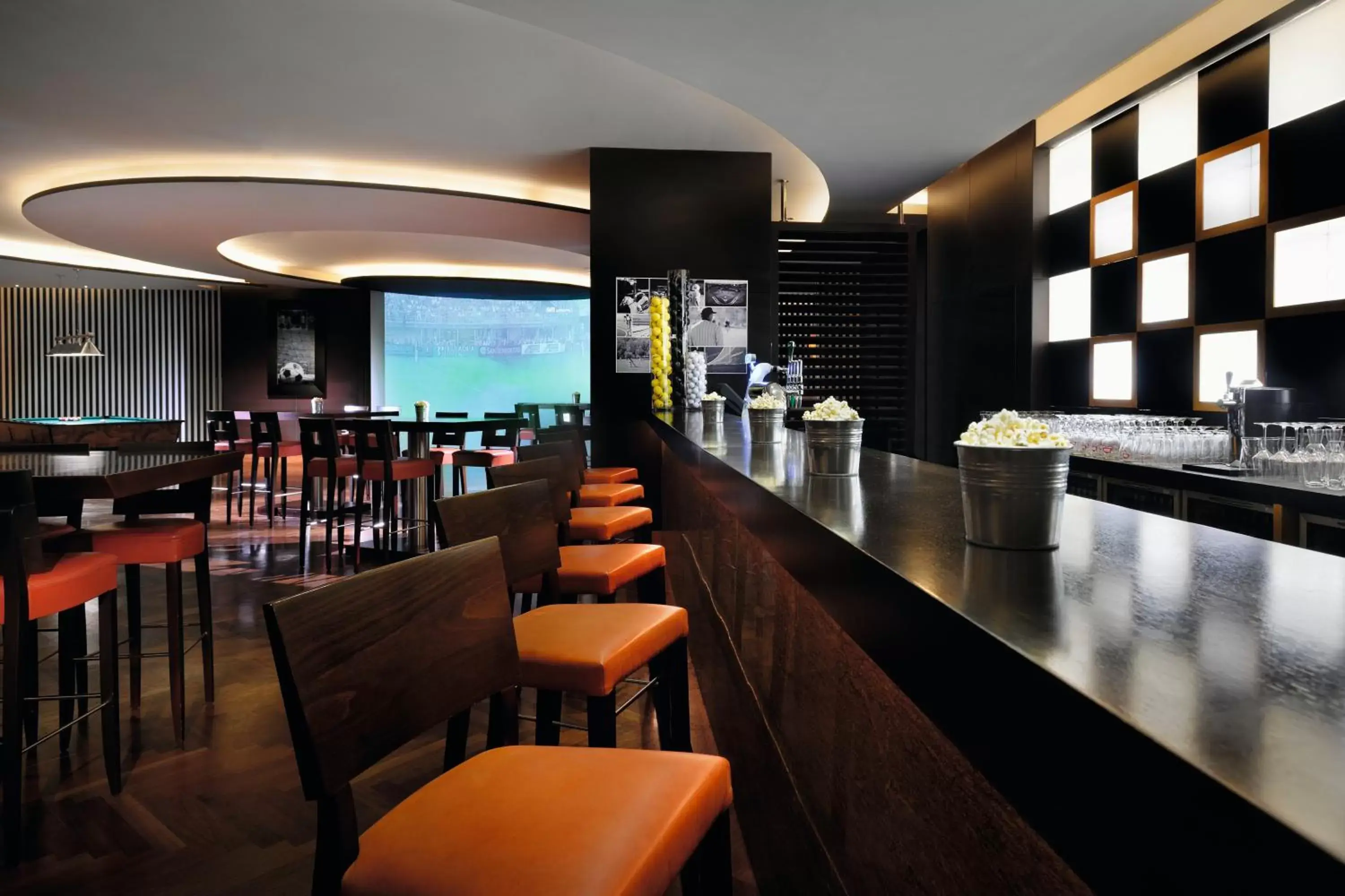 Lounge or bar, Restaurant/Places to Eat in Mövenpick Hotel Jumeirah Beach