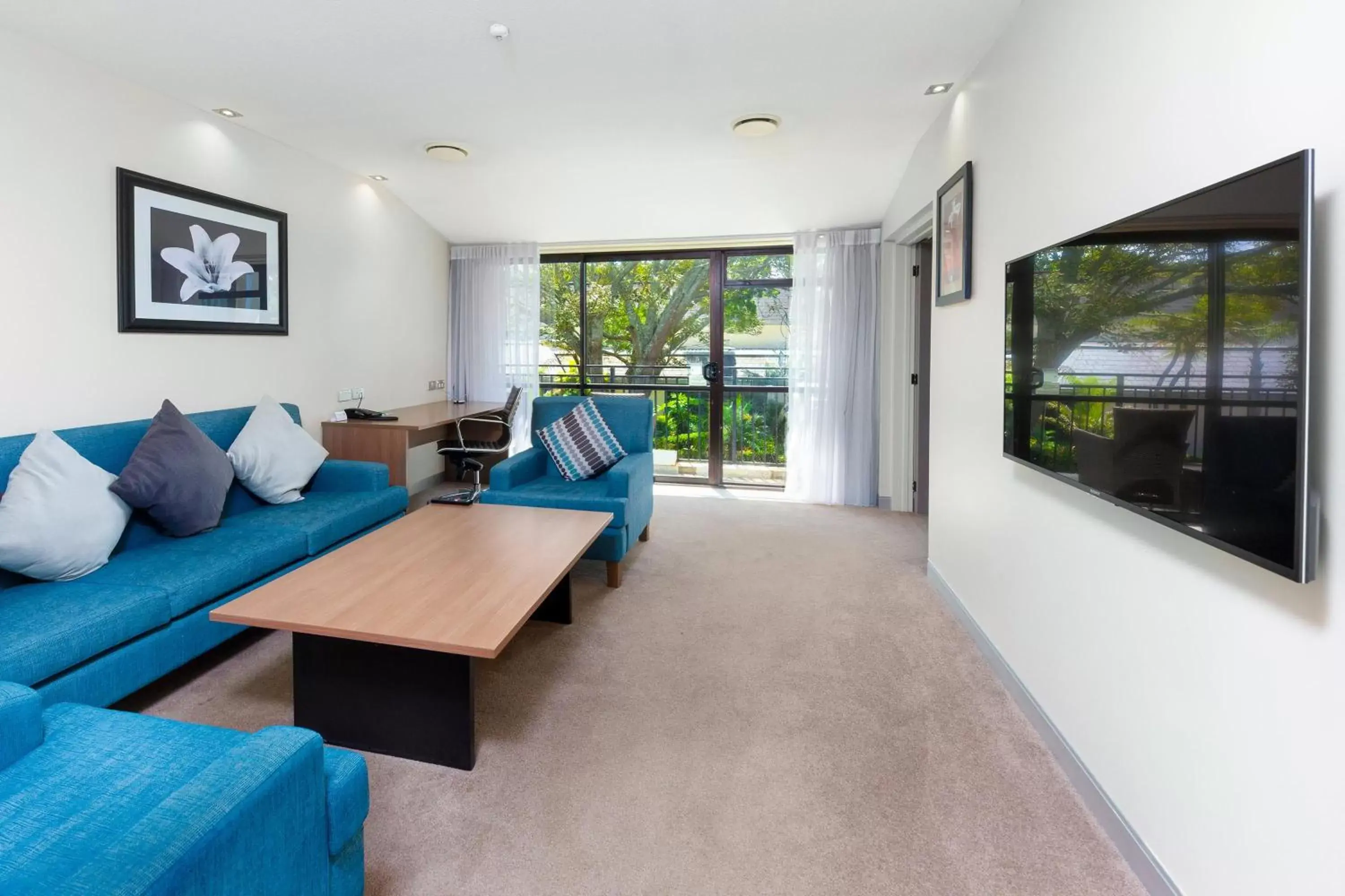 Living room in Holiday Inn Auckland Airport, an IHG Hotel