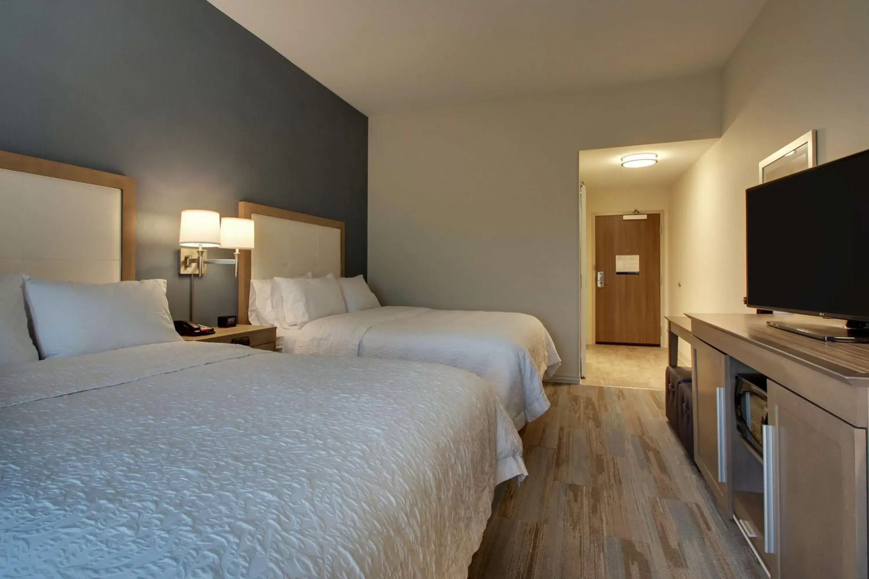 Bedroom, Bed in Hampton Inn Sneads Ferry Topsail Beach