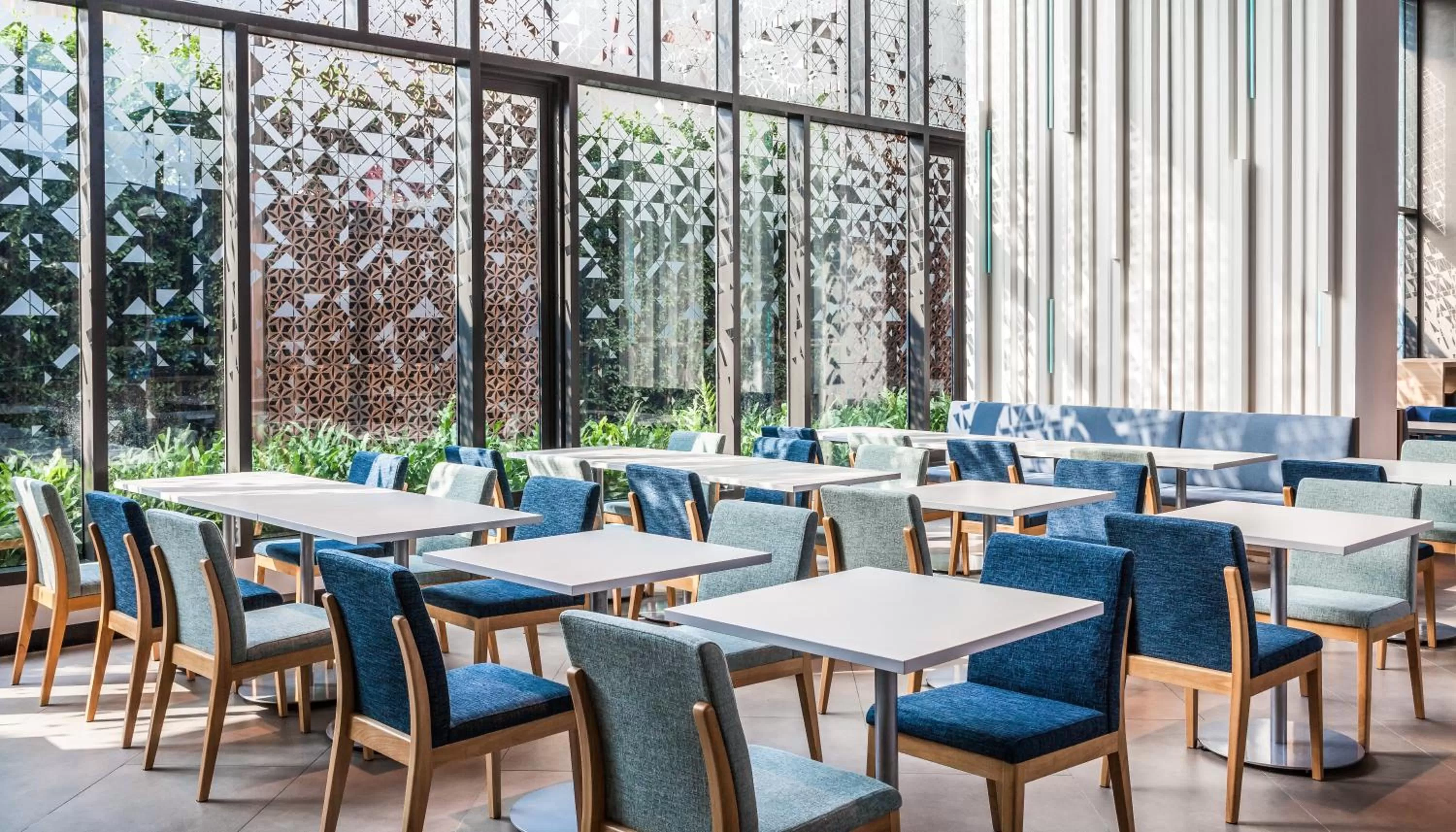 Restaurant/places to eat in Holiday Inn Express Bangkok Soi Soonvijai by IHG