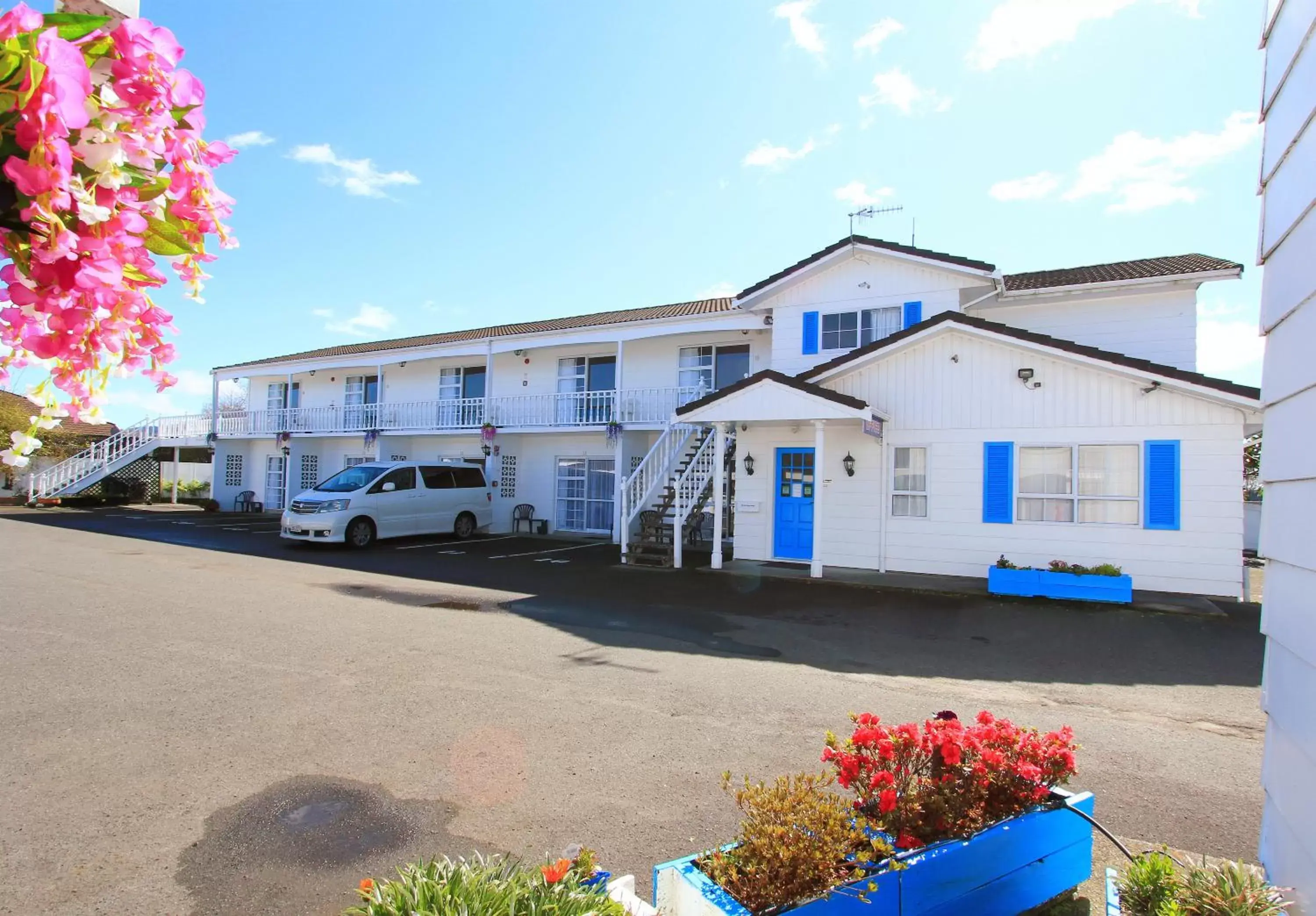 Property Building in Golden Glow Motel