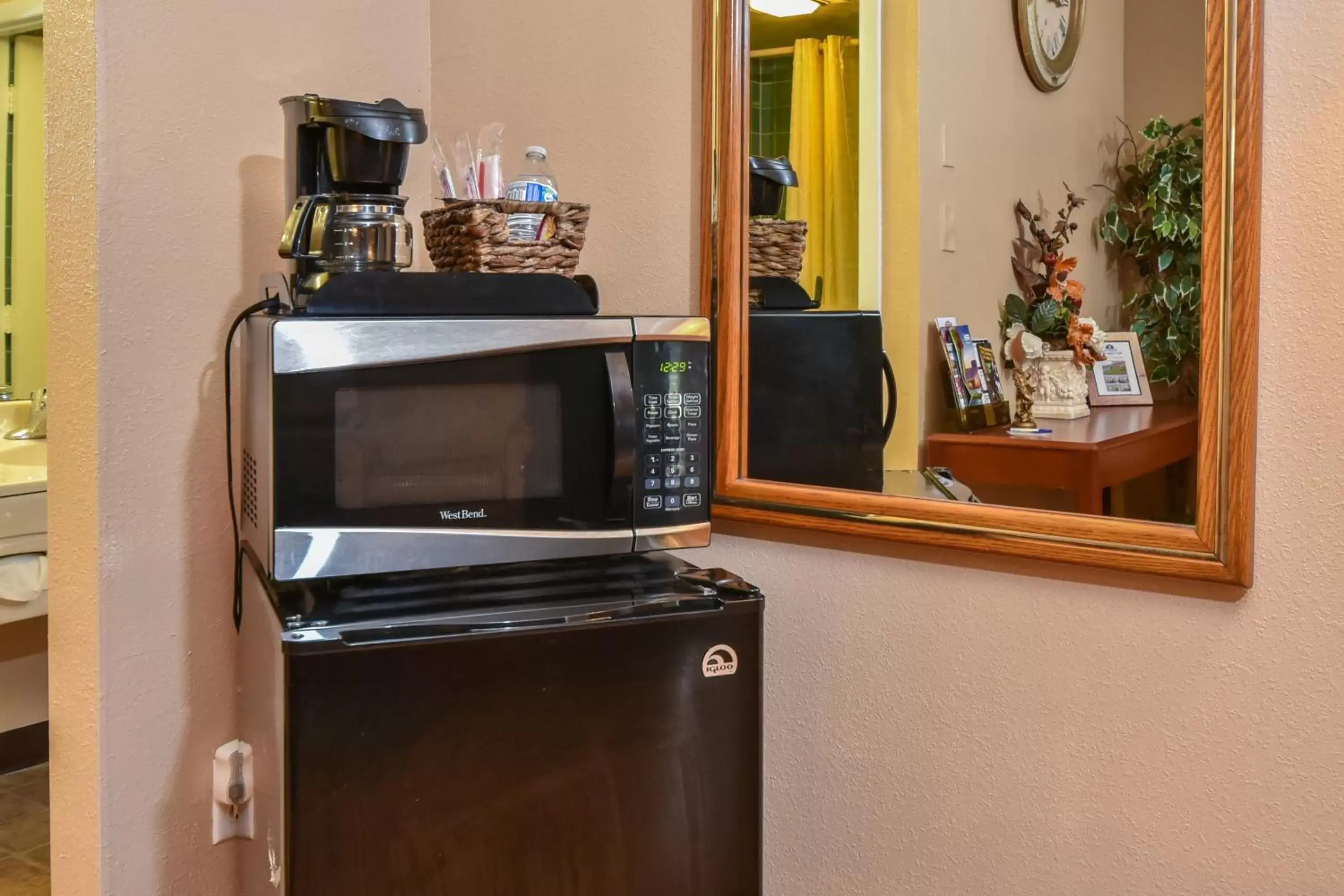 Coffee/tea facilities, TV/Entertainment Center in Americas Best Value Inn & Suites Williamstown