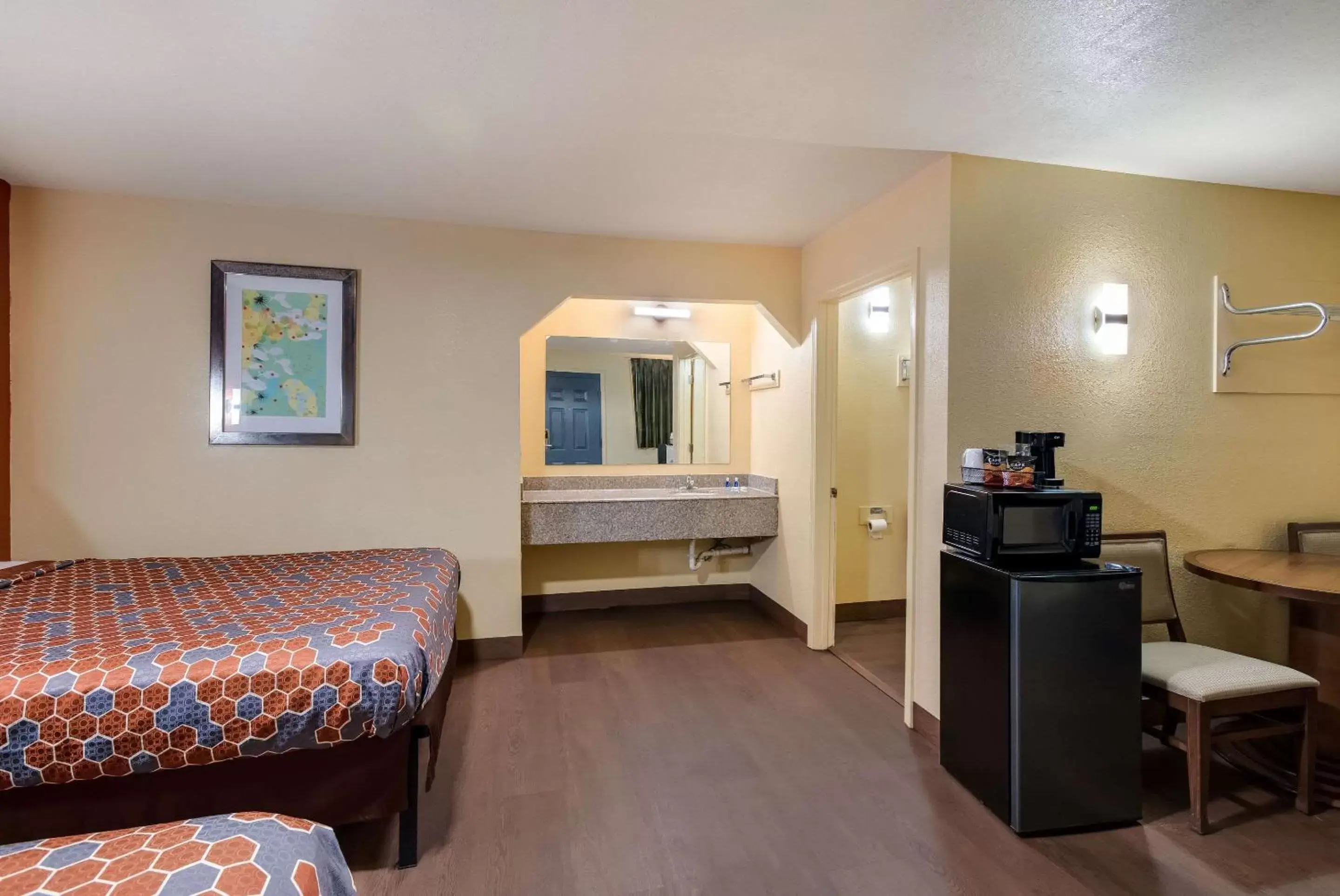 Bedroom, TV/Entertainment Center in Rodeway Inn & Suites East