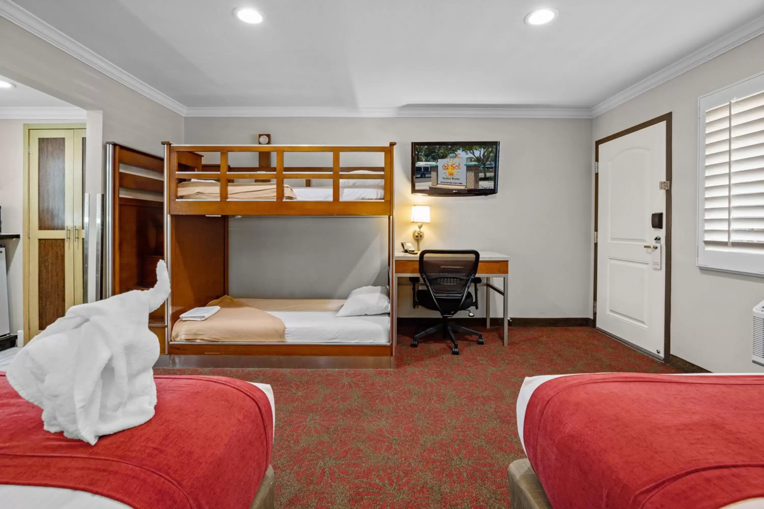 Bedroom, Bunk Bed in Del Sol Inn Anaheim