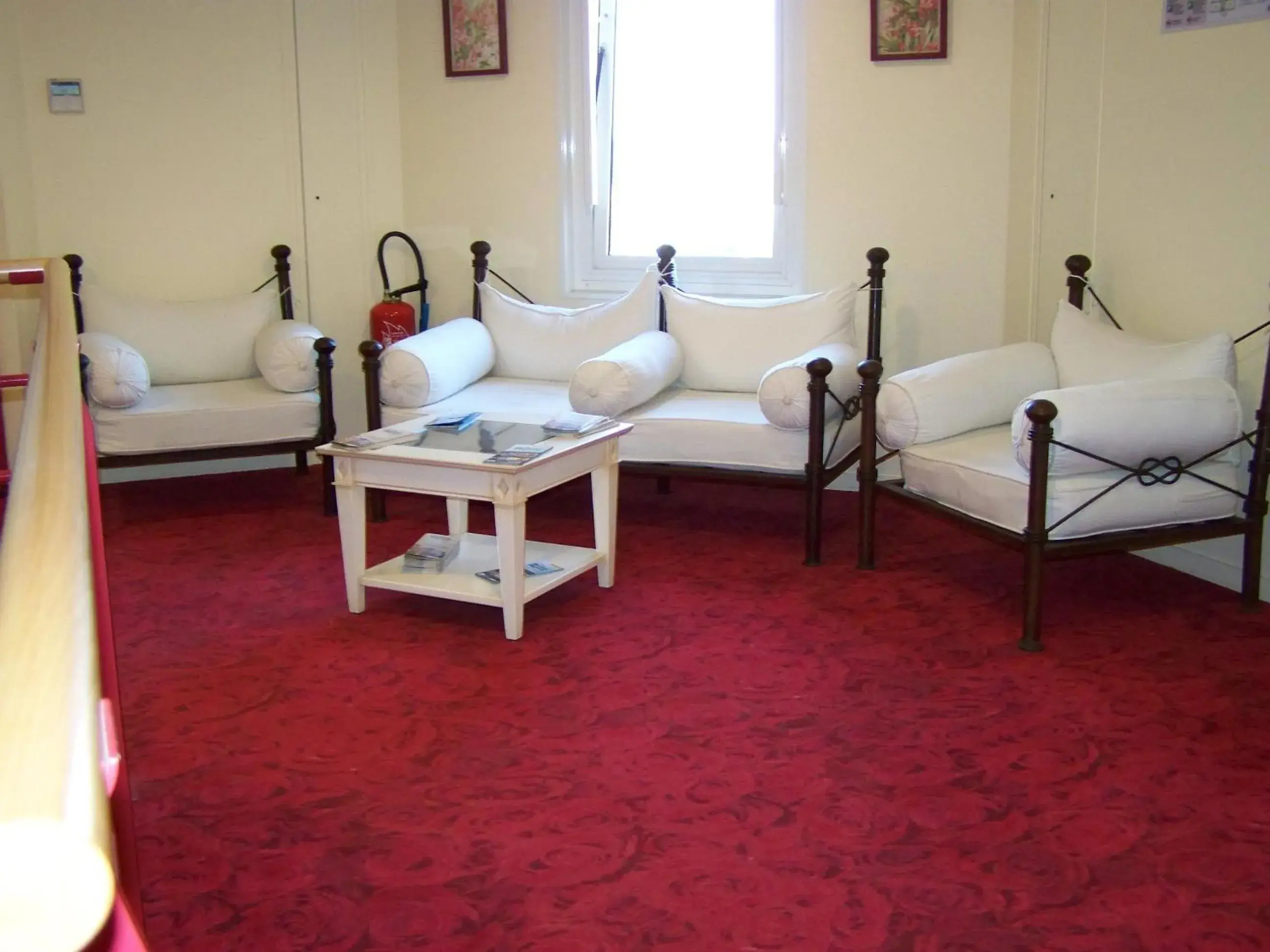 Communal lounge/ TV room, Seating Area in Brit Hotel Du Perche