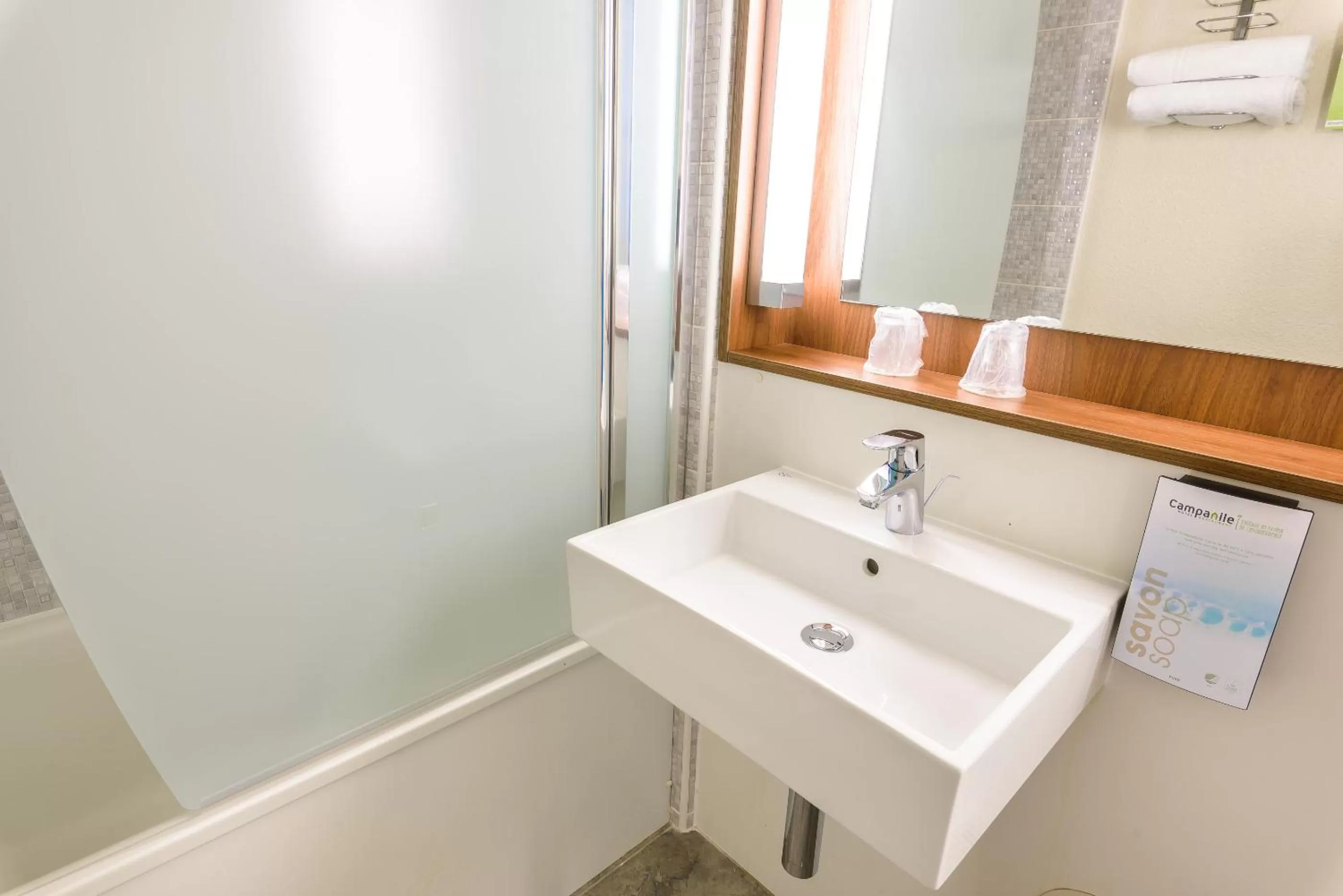 Bathroom in Campanile Toulouse Sesquieres