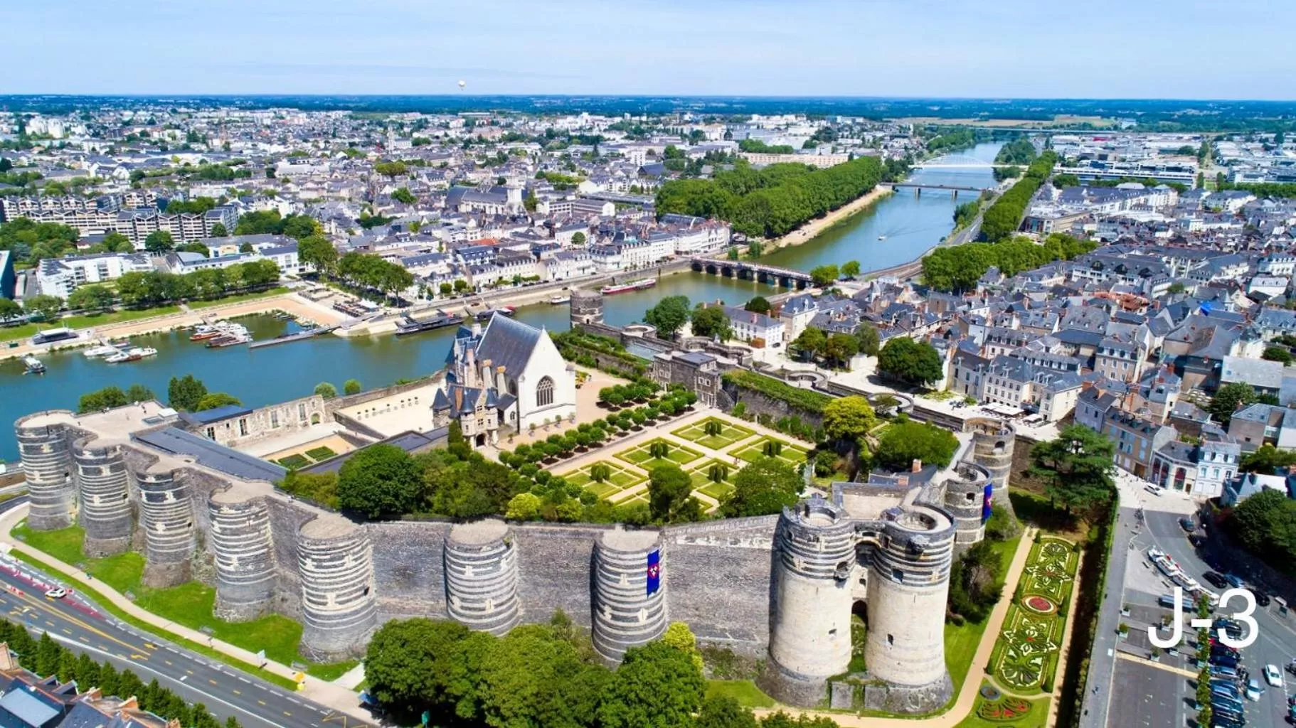 Property building in Logis Hôtels- Hôtel Marguerite d'Anjou Angers château