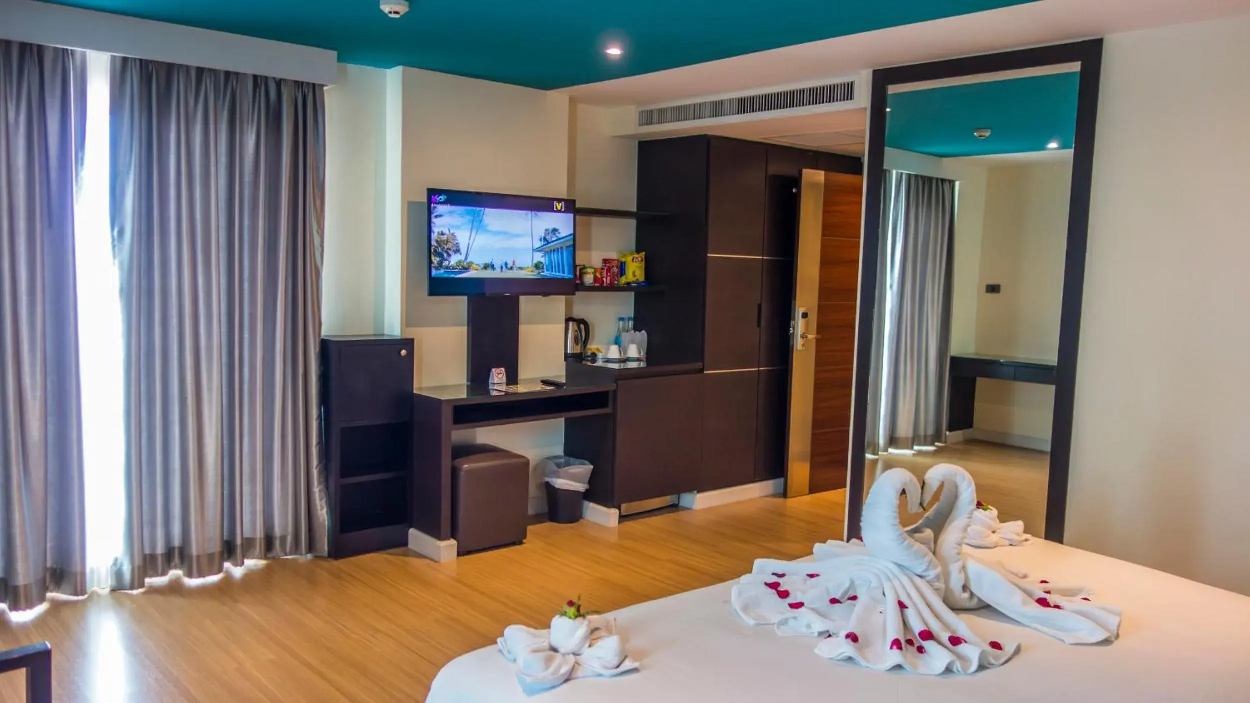 Bed, TV/Entertainment Center in Unique Regency Pattaya