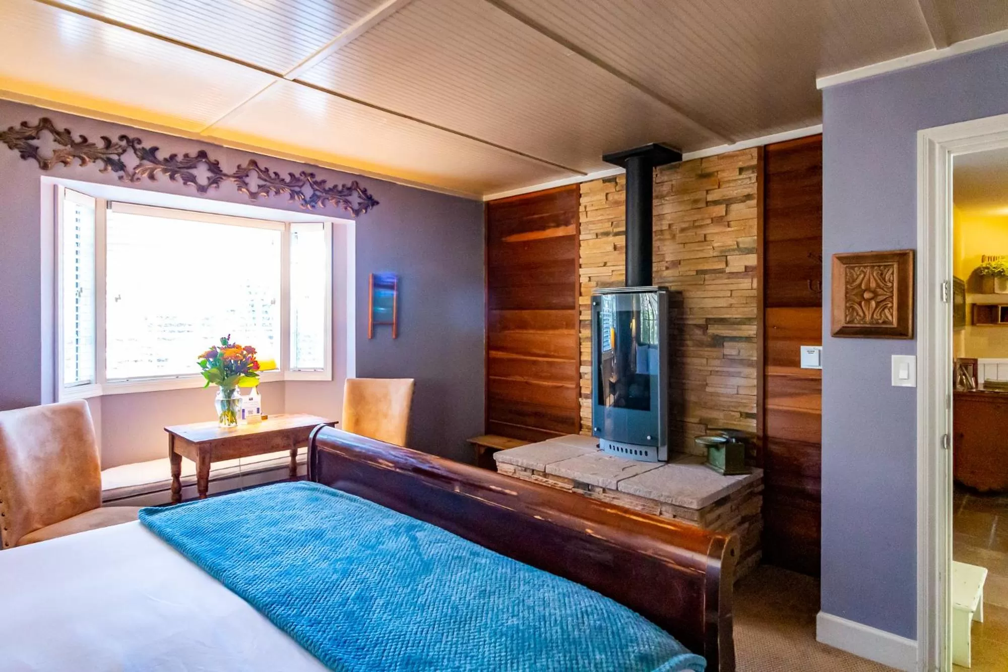 Seating area, Bed in J Patrick Inn