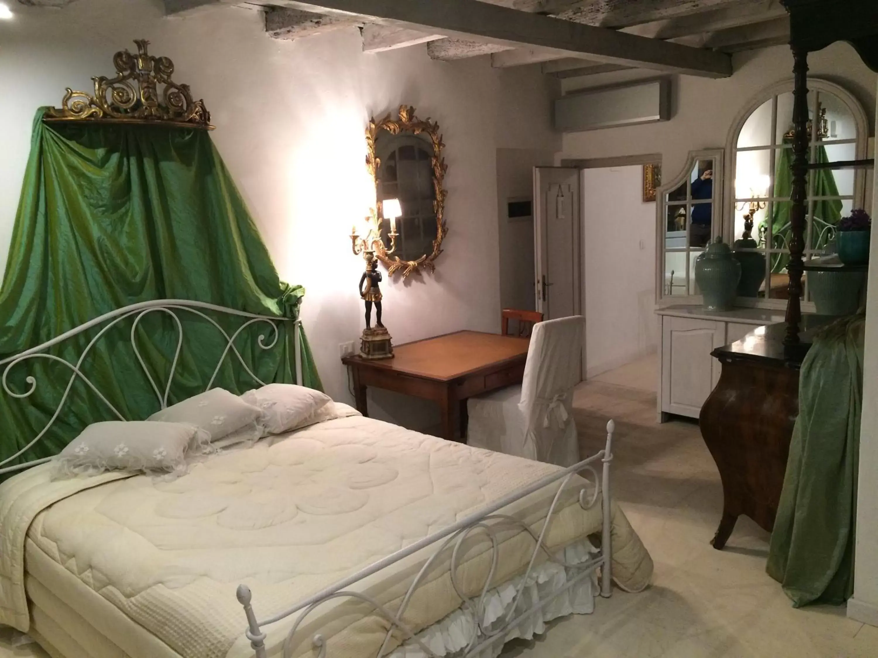 Photo of the whole room, Bed in Le Stanze del Cardinale