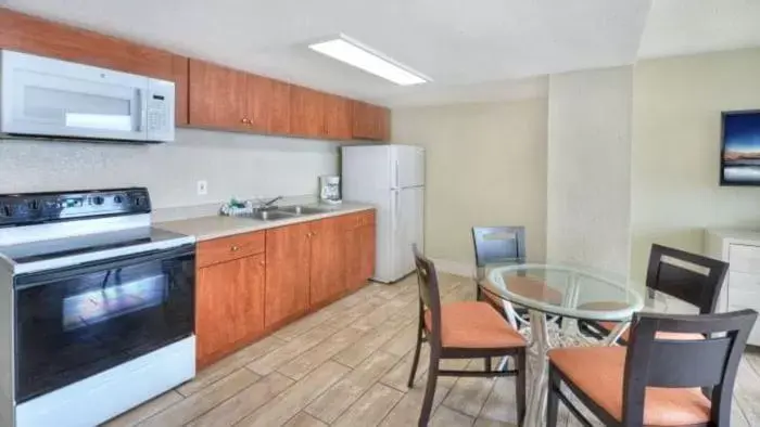 Kitchen or kitchenette, Kitchen/Kitchenette in El Caribe Resort and Conference Center