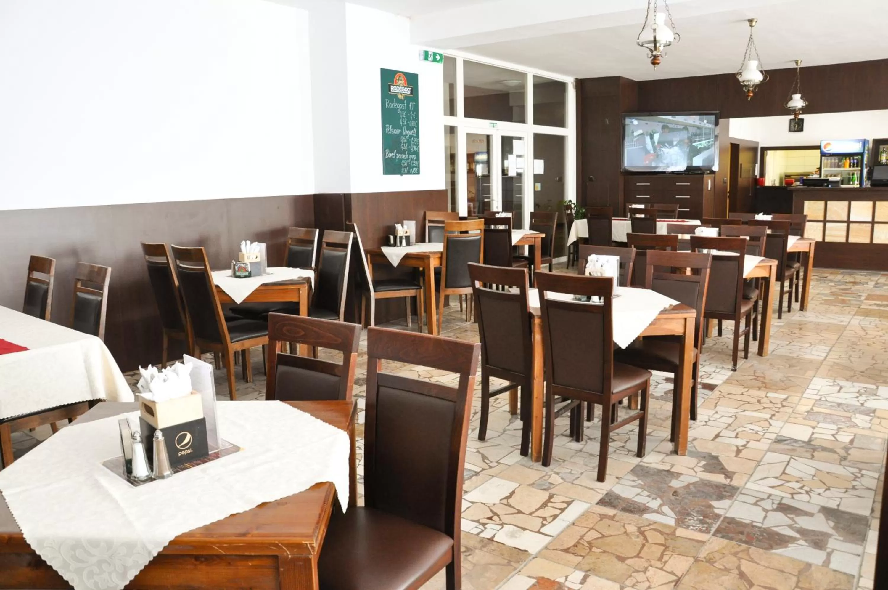 Restaurant/places to eat in Hotel Garni