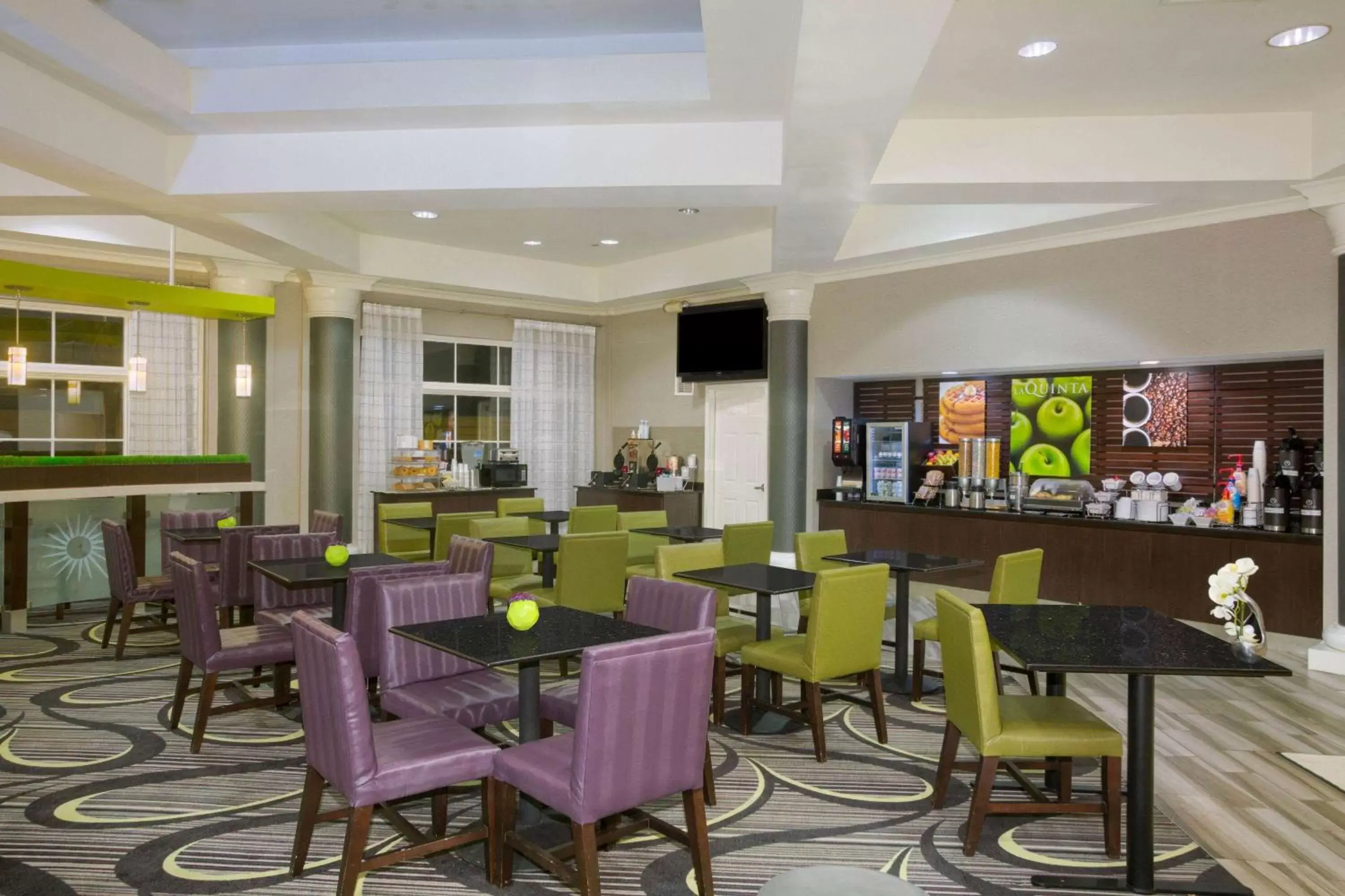 Restaurant/places to eat in La Quinta by Wyndham St. Louis Westport Restaurant/places to eat in La Quinta by Wyndham St. Louis Westport