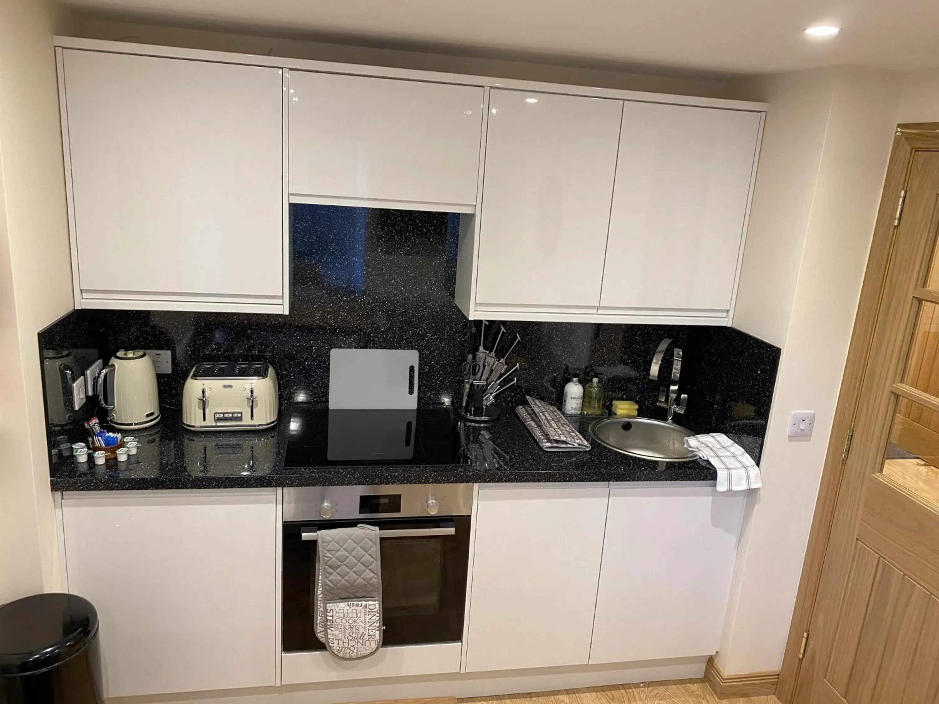 Kitchen or kitchenette, Kitchen/Kitchenette in Waverley Inn Apartments