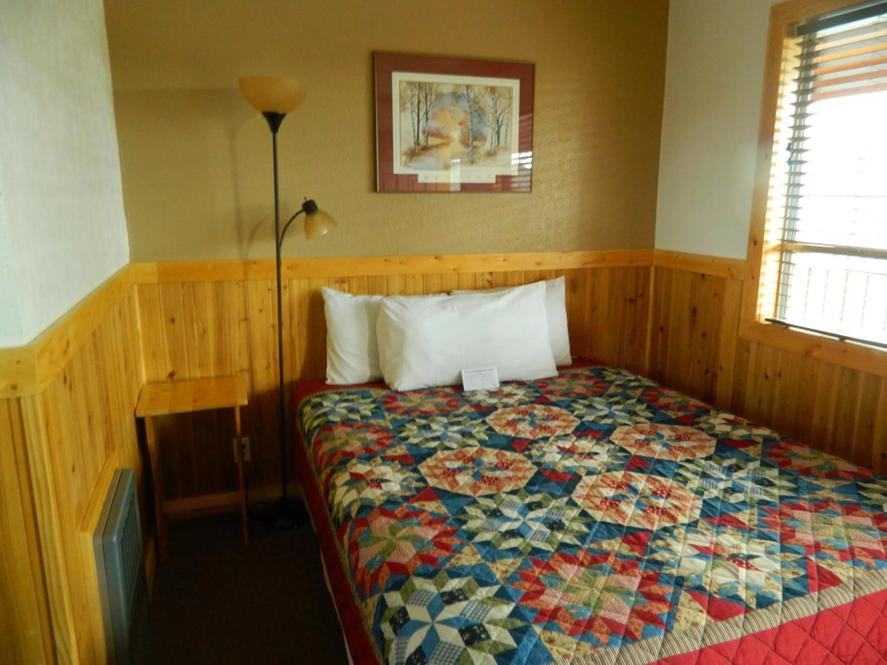 Bed in Country Motor Inn