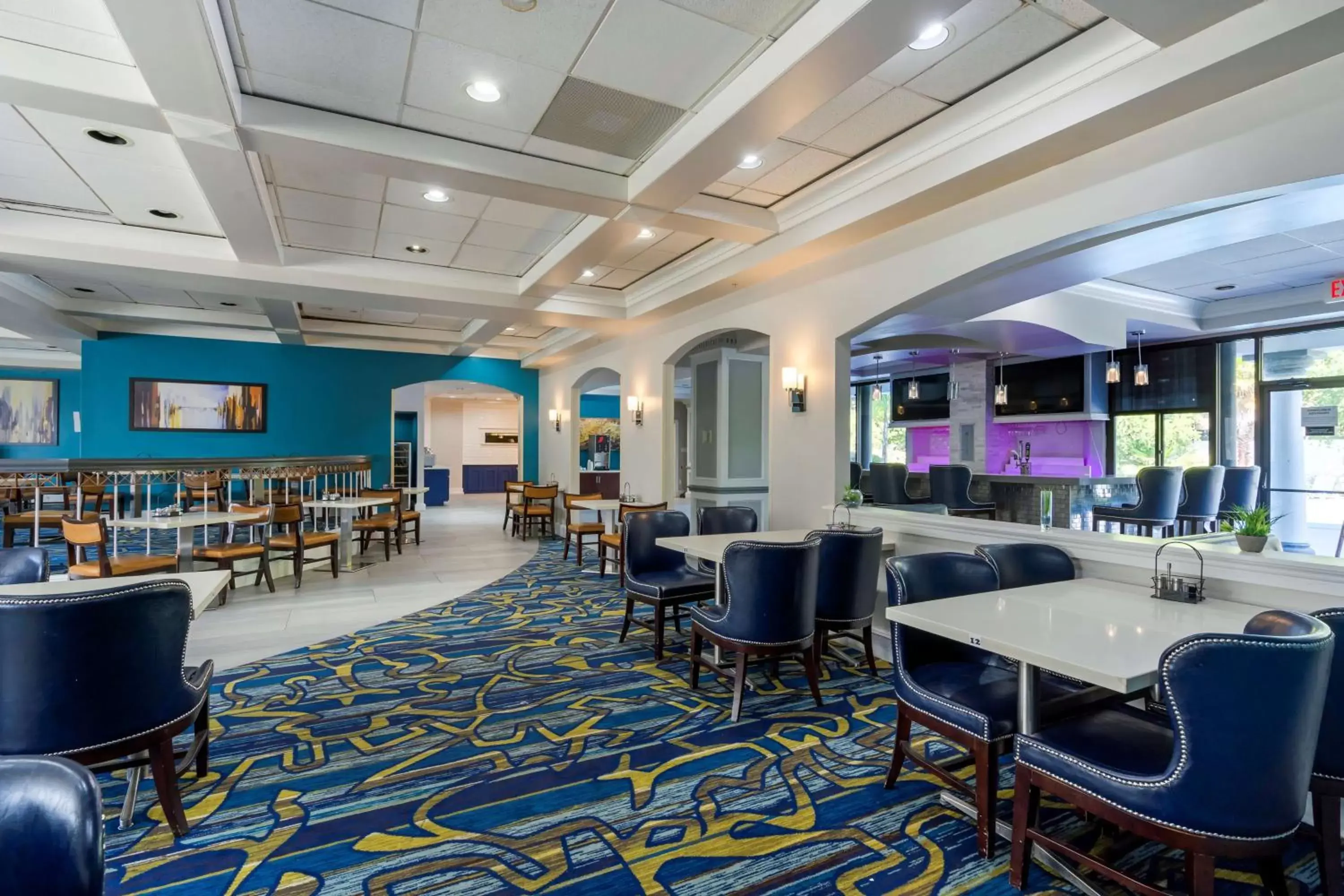 Restaurant/places to eat, Lounge/Bar in Premier Jacksonville Deerwood Hotel