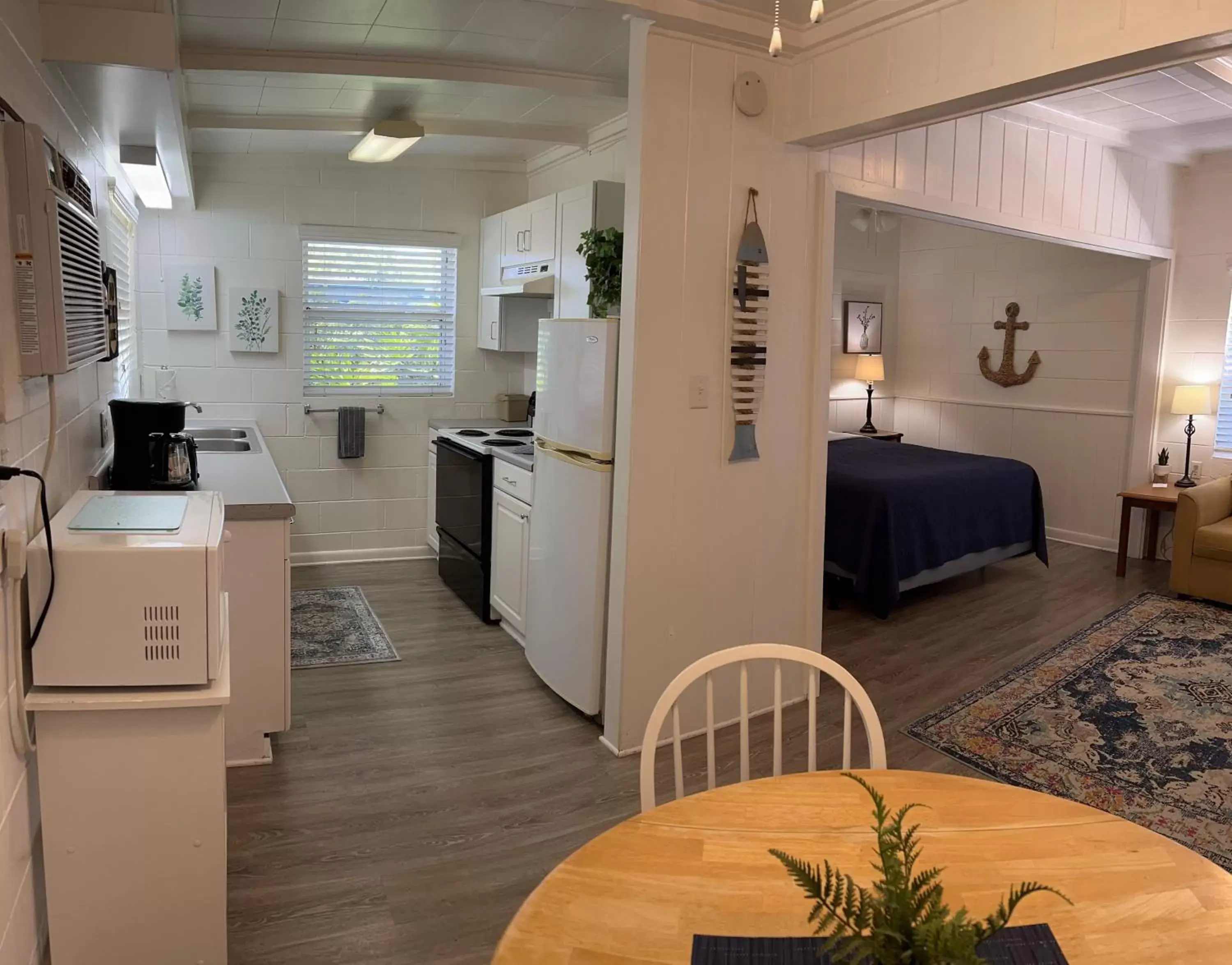 Kitchen/Kitchenette in Hontoon Landing Resort & Marina