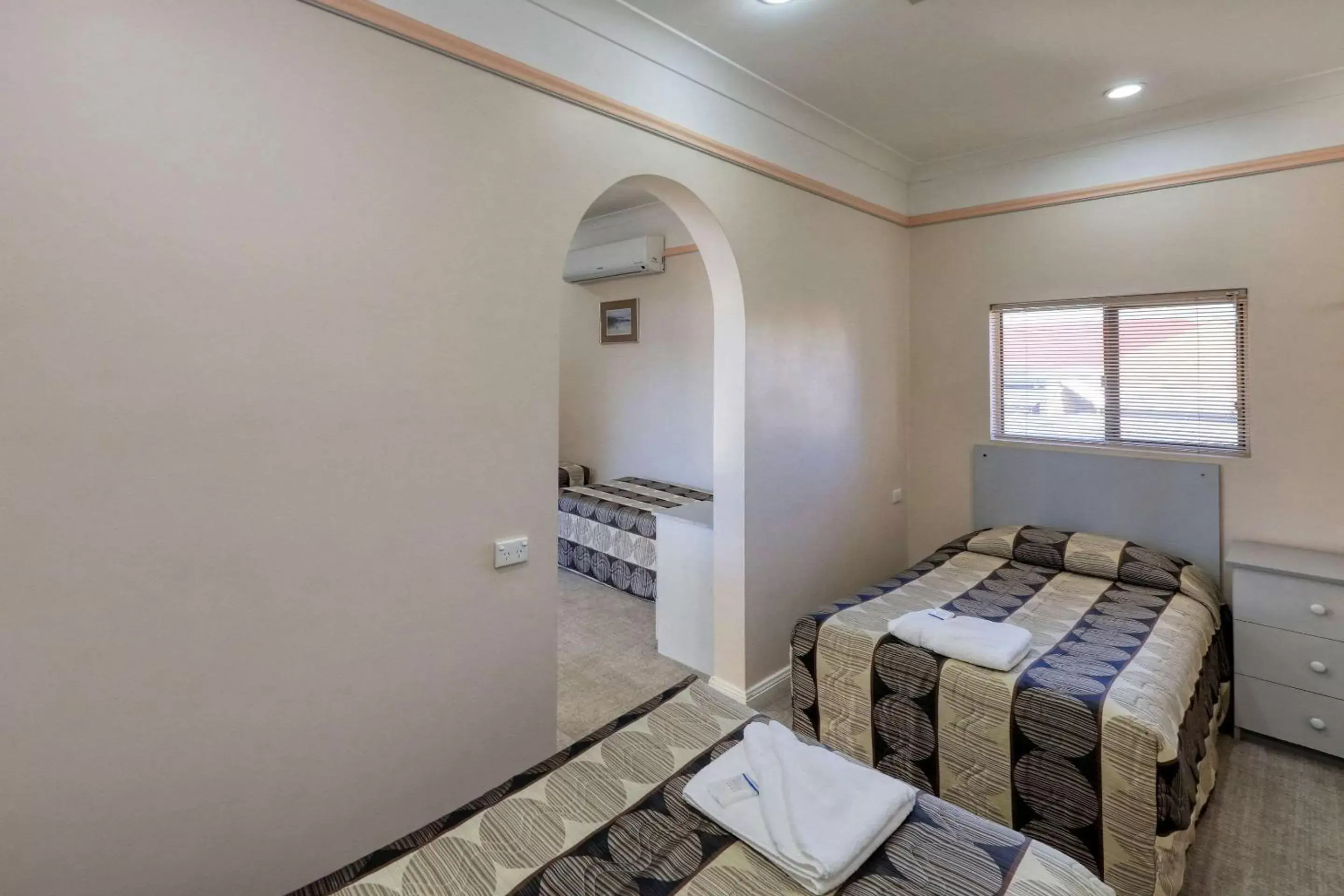 Bedroom, Bed in Comfort Inn Crystal Broken Hill