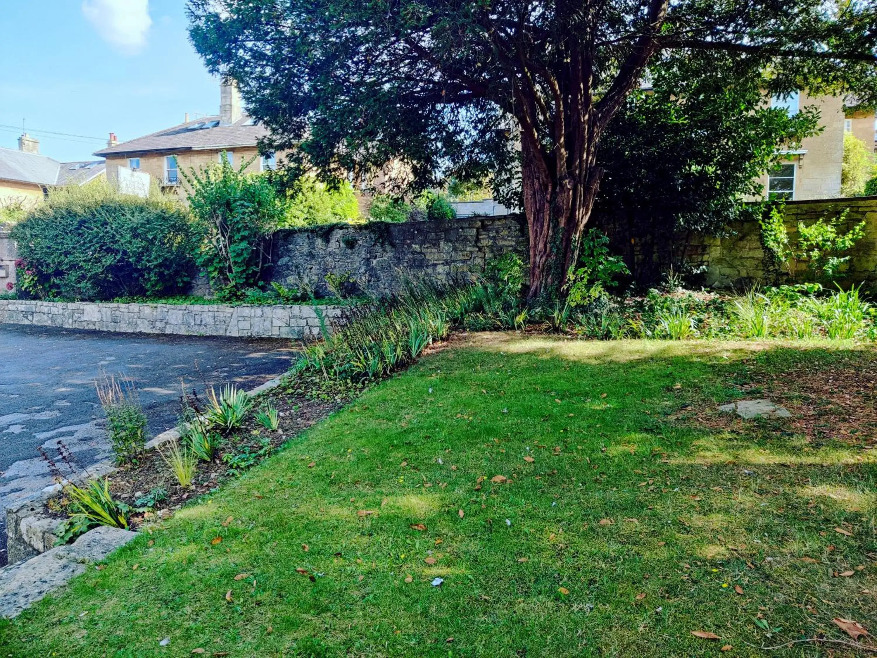 Garden in Wentworth House - Free Parking