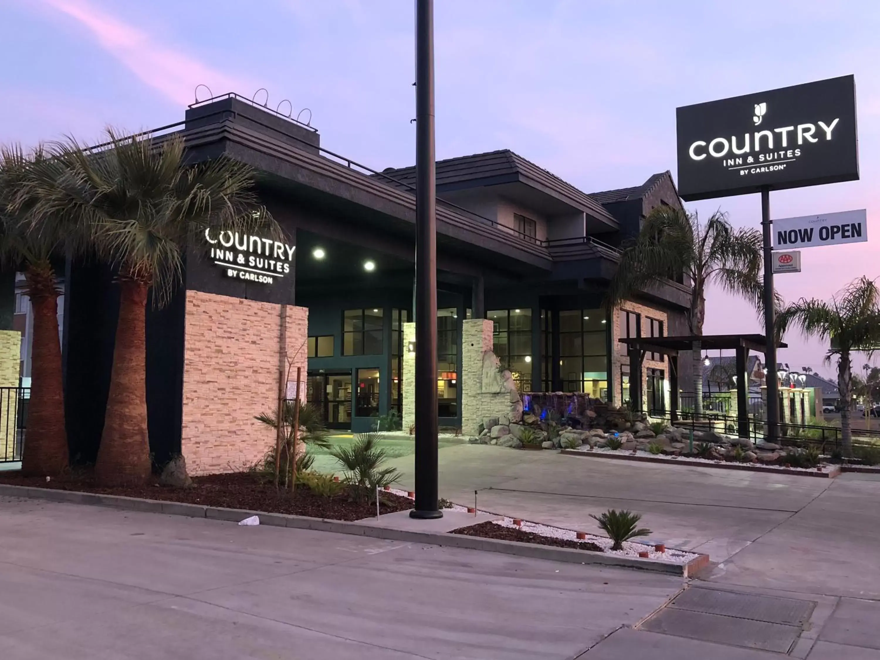 Property Building in Country Inn & Suites by Radisson, Bakersfield, CA