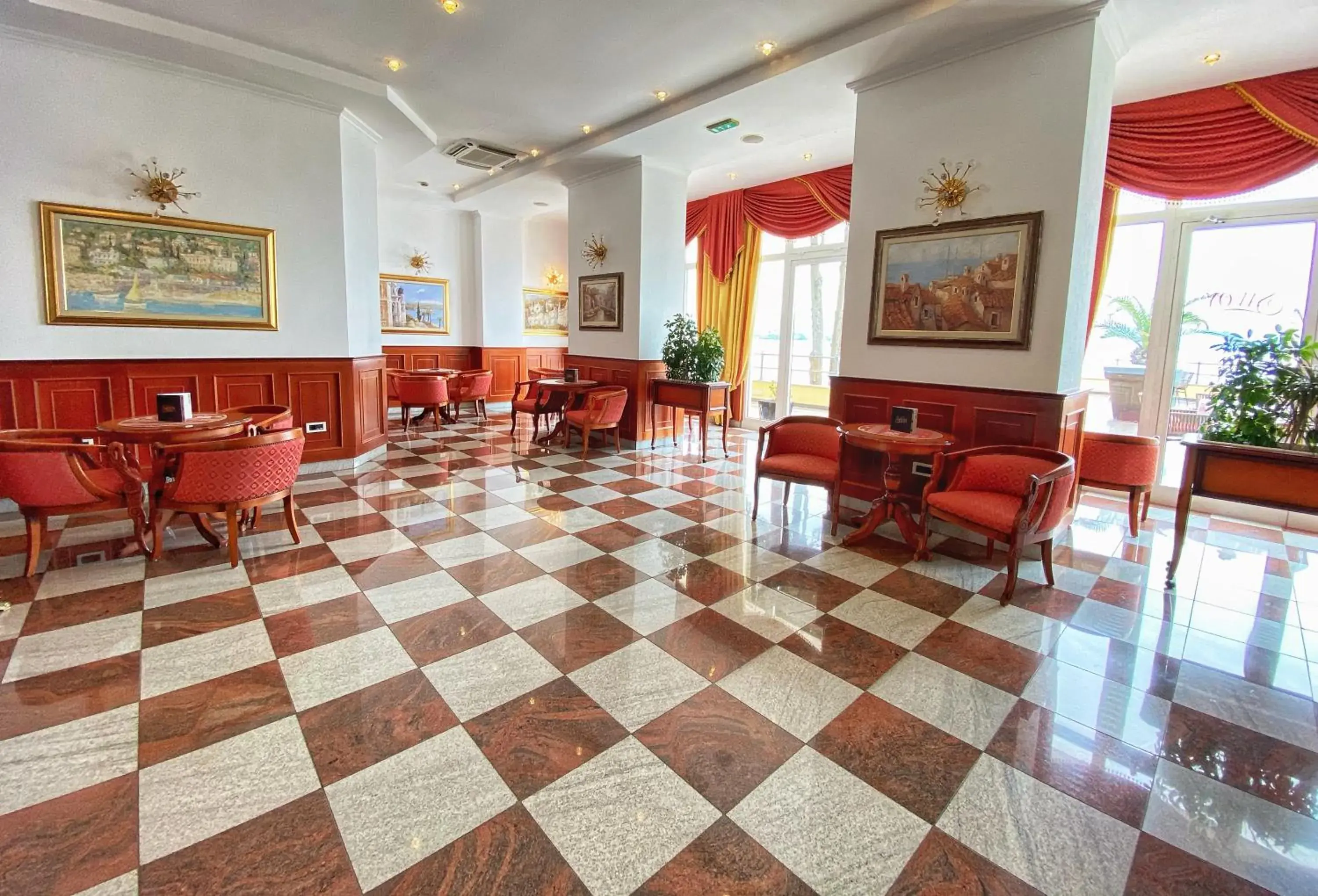 Lobby or reception in Hotel Savoy Lobby or reception in Hotel Savoy