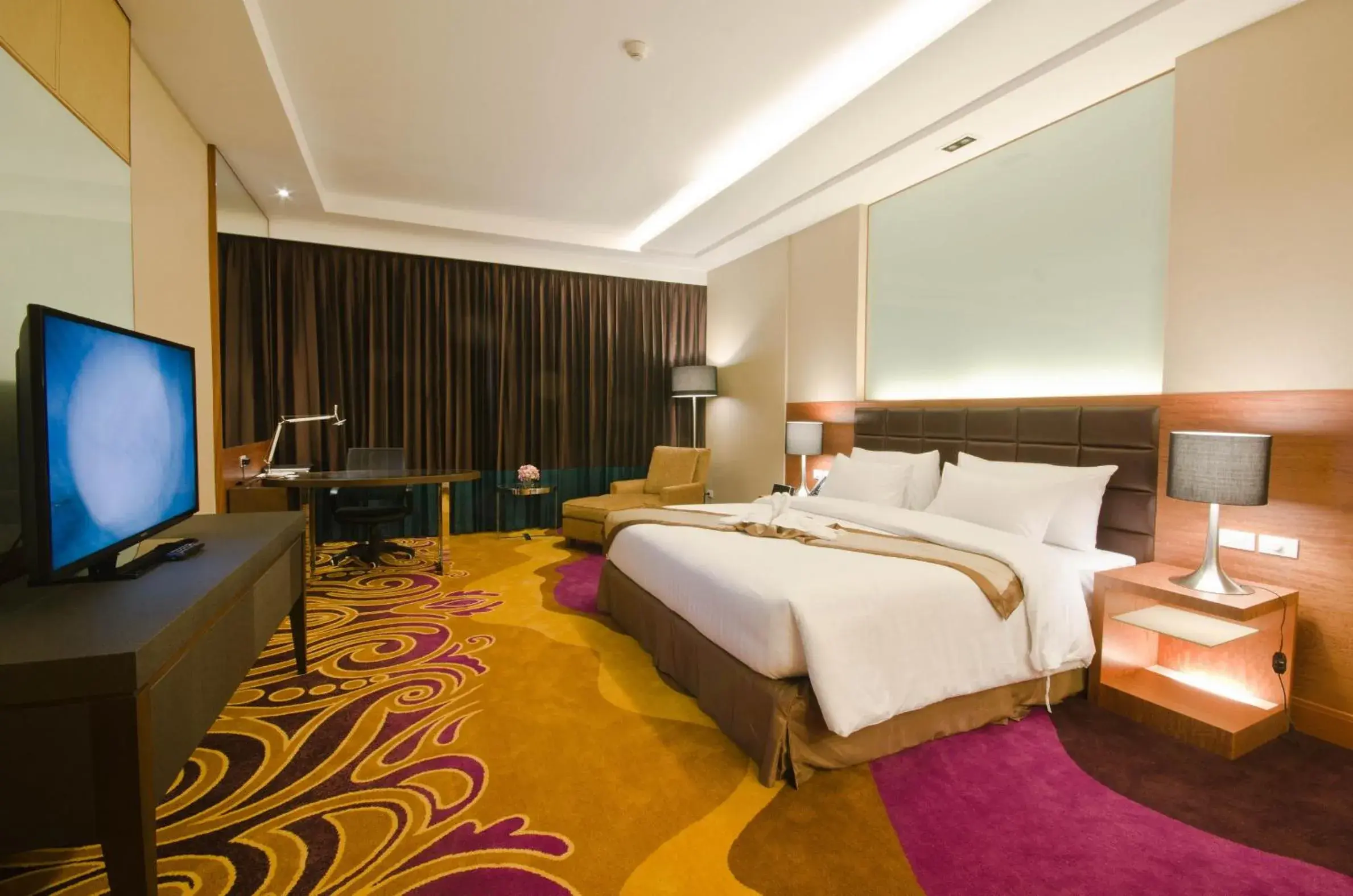 Photo of the whole room, Bed in The Grand Fourwings Convention hotel (SHA Extra Plus)