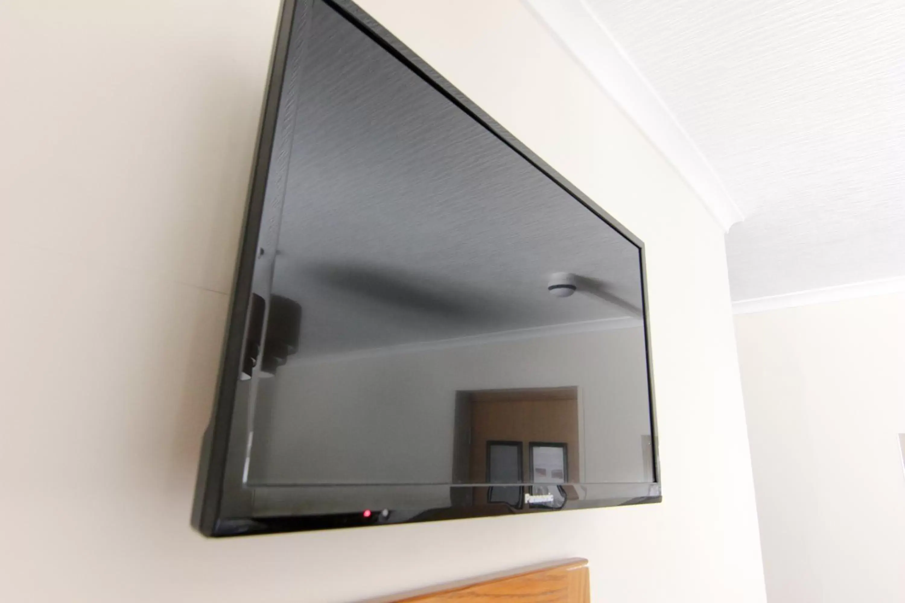 TV and multimedia, TV/Entertainment Center in St. Davids Cross Hotel