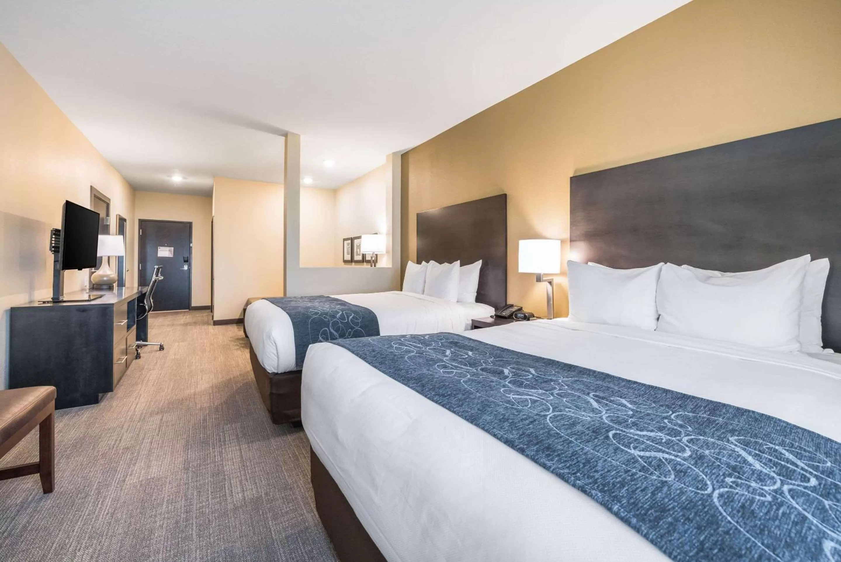 Photo of the whole room, Bed in Comfort Suites Marysville Columbus - Northwest