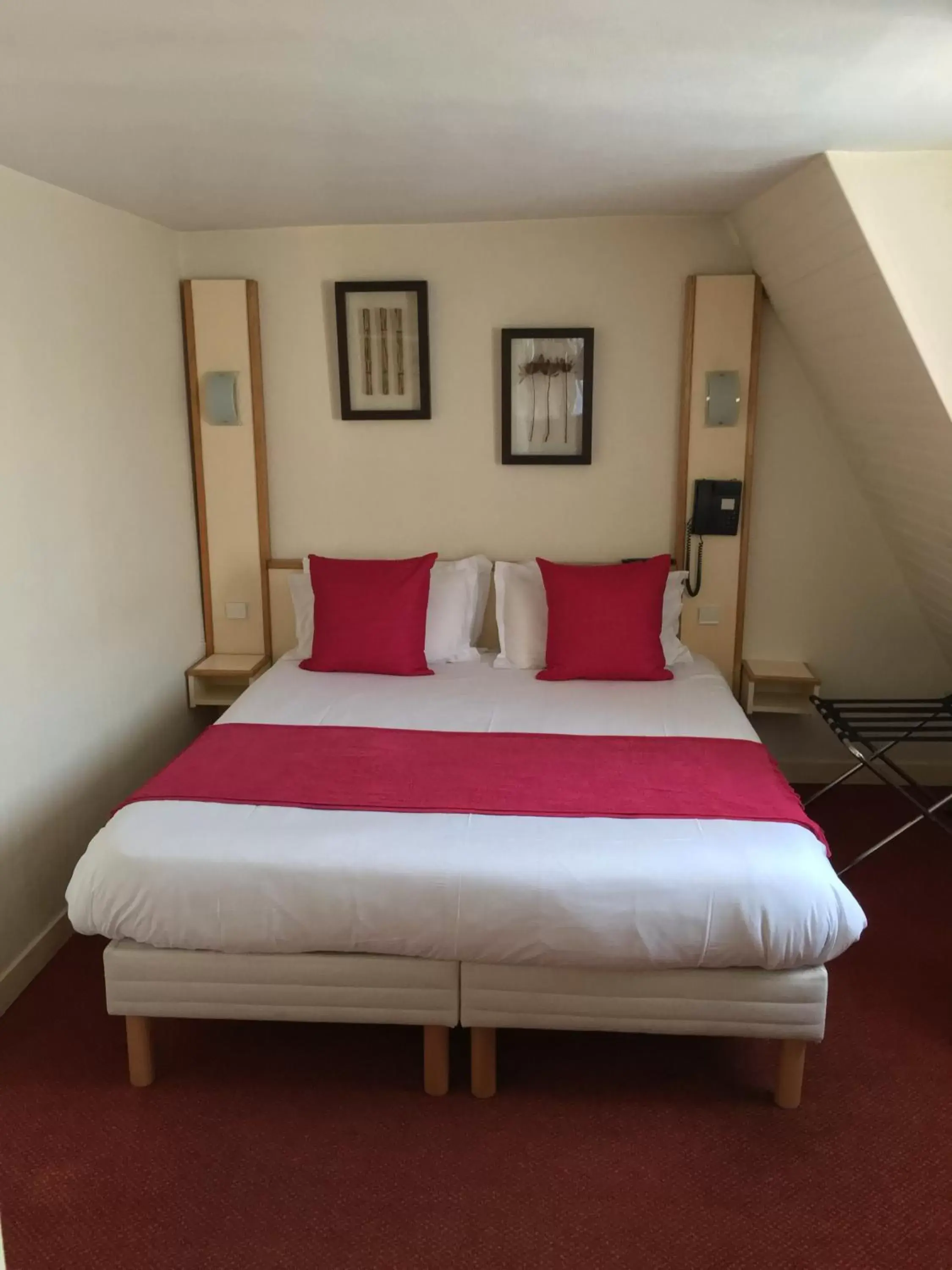 Photo of the whole room, Bed in Hotel Antin Saint-Georges
