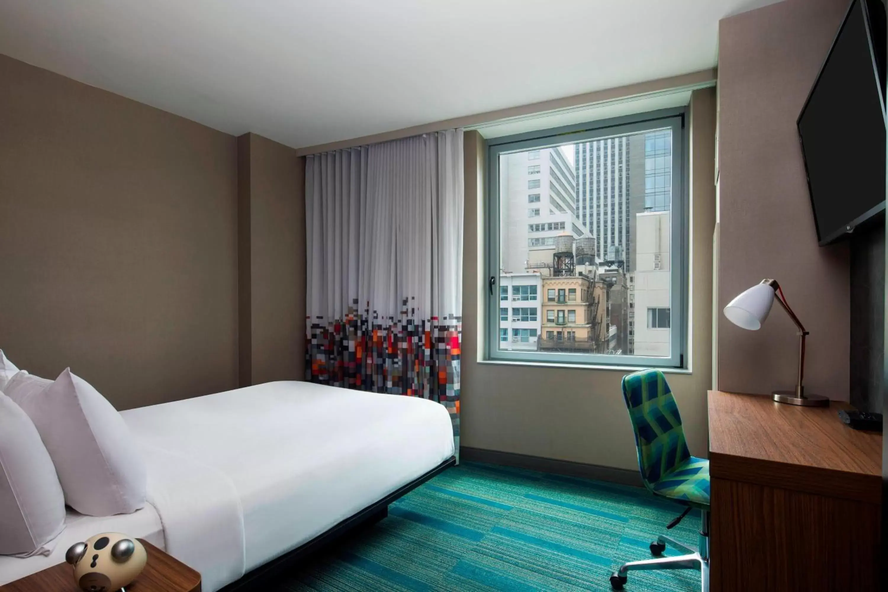 Photo of the whole room, Bed in Aloft Manhattan Downtown - Financial District