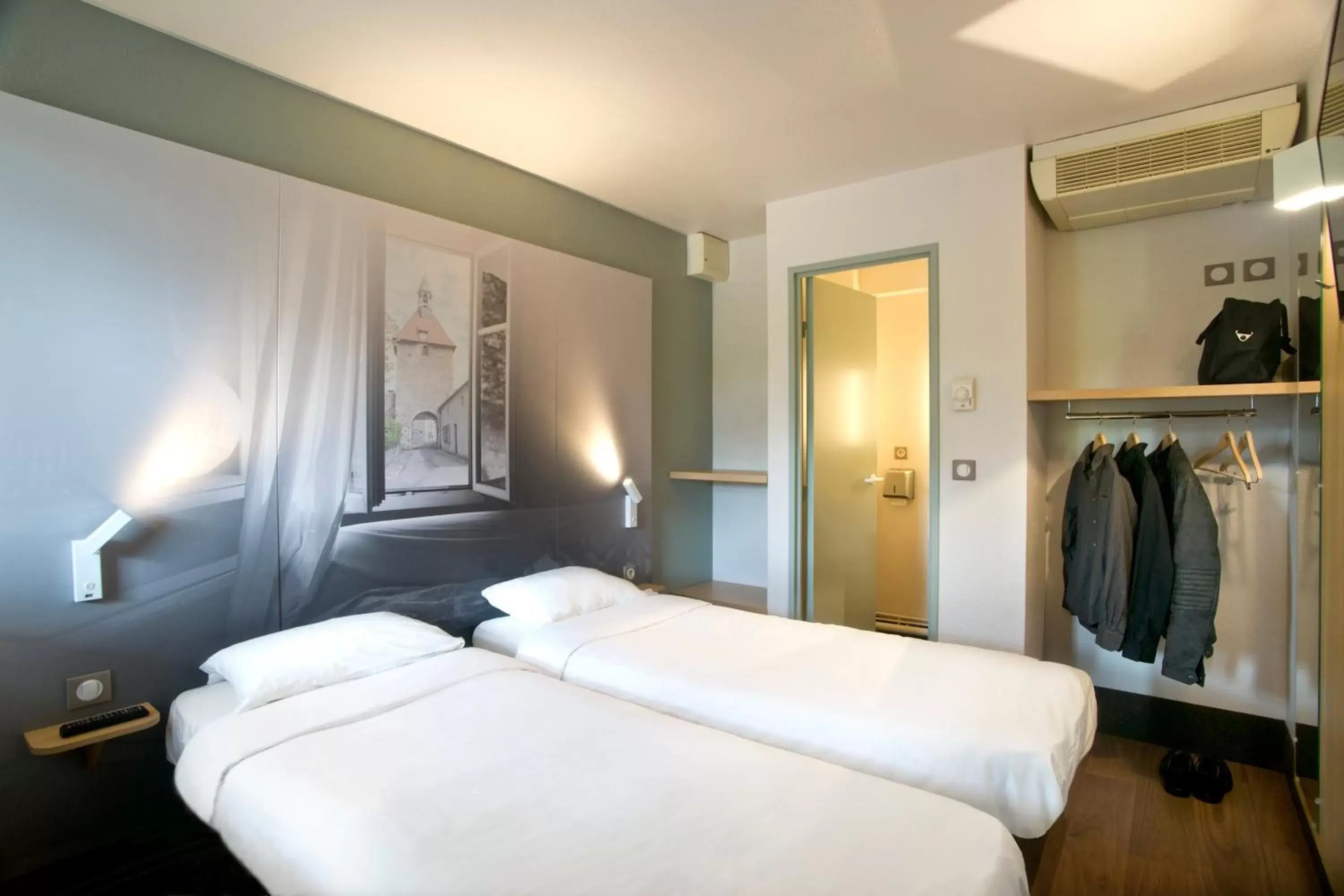 Bedroom, Bed in B&B HOTEL Moulins