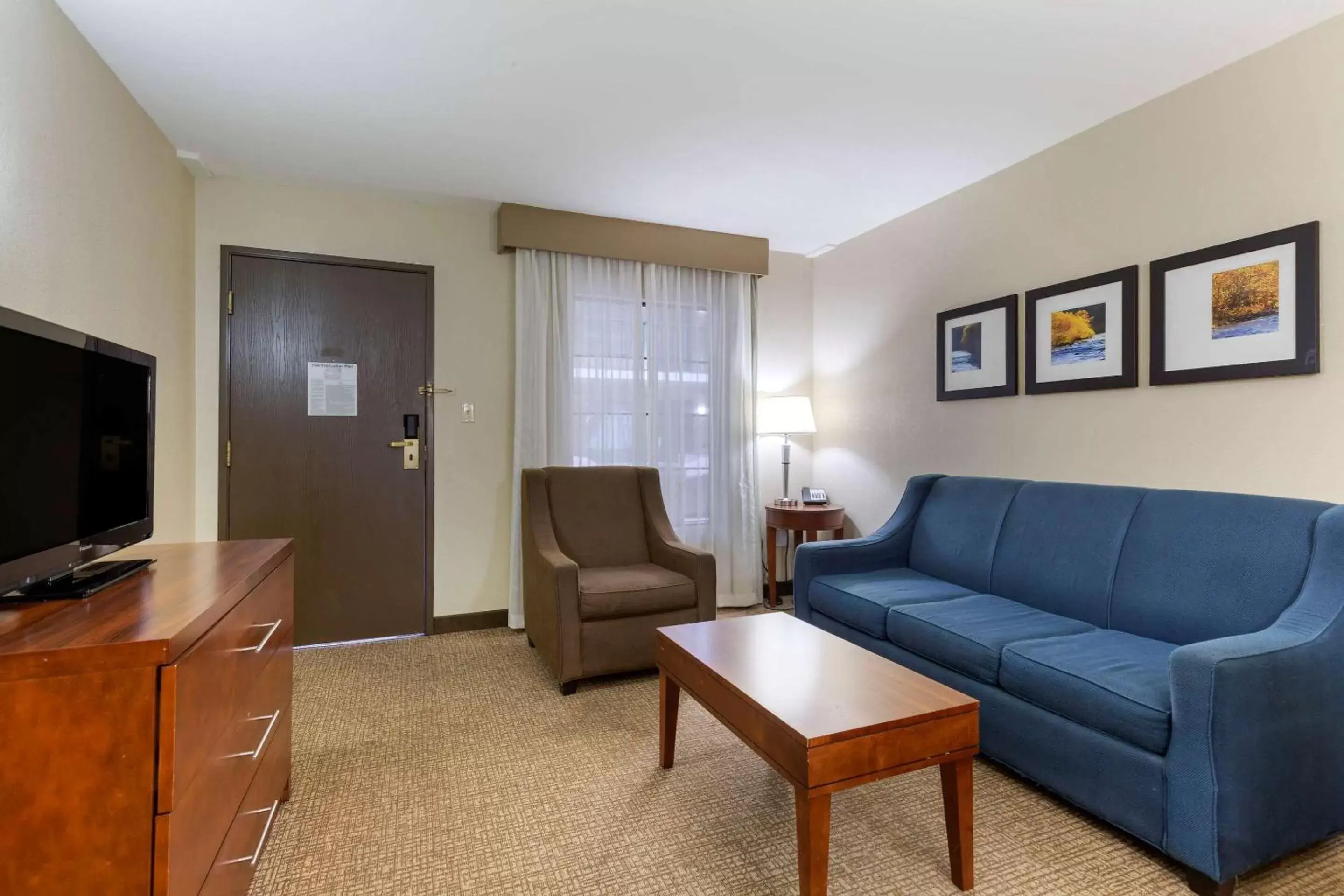 Photo of the whole room, Seating Area in Comfort Suites Near Potomac Mills