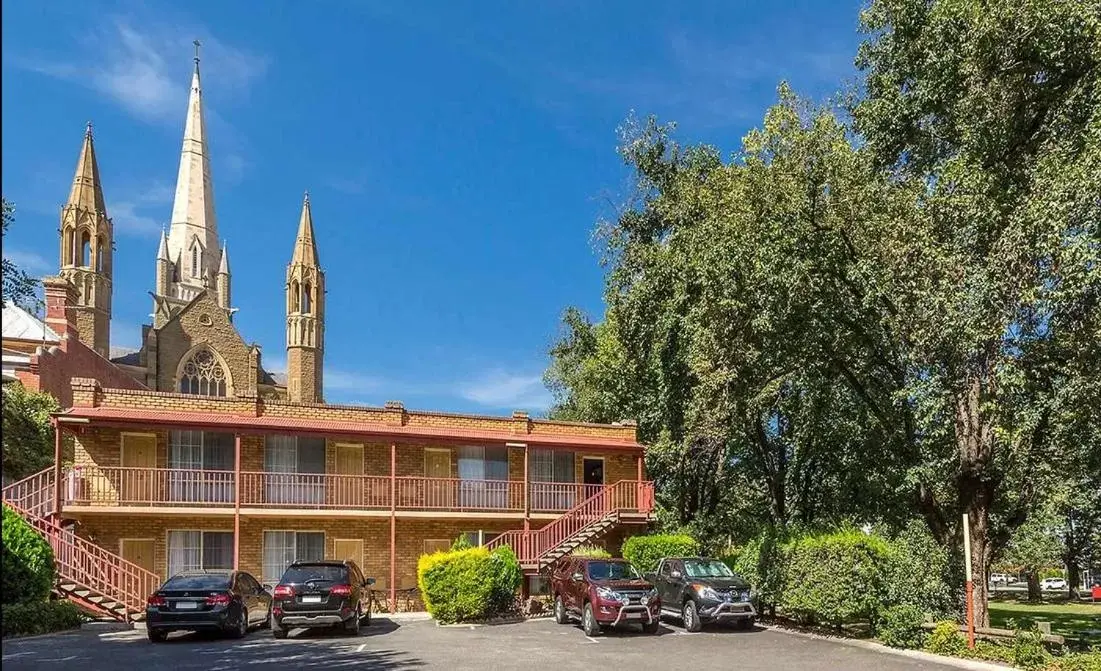 Property Building in Best Western Cathedral Motor Inn