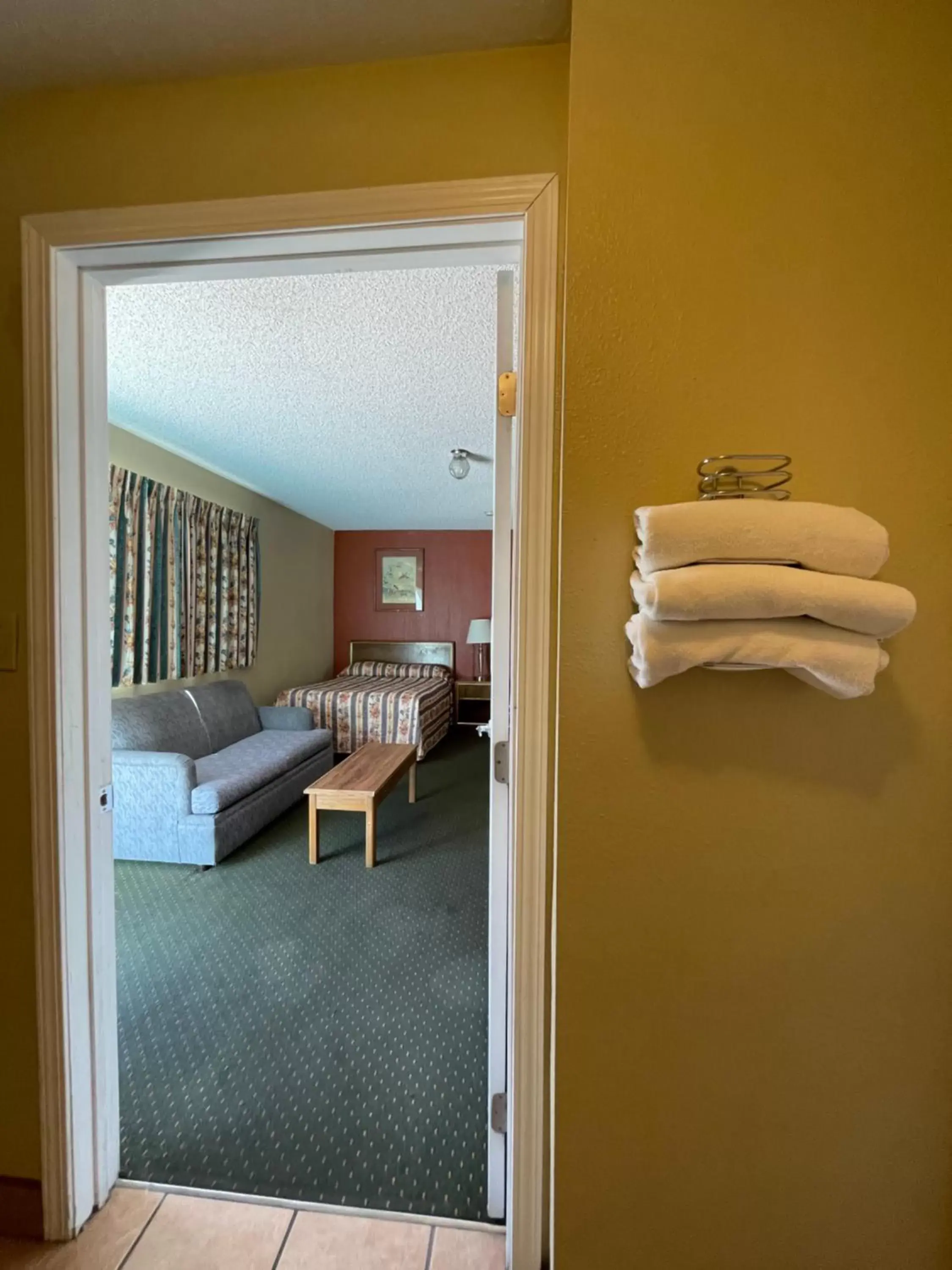 towels, Bed in Howard Johnson by Wyndham Ridgecrest, CA