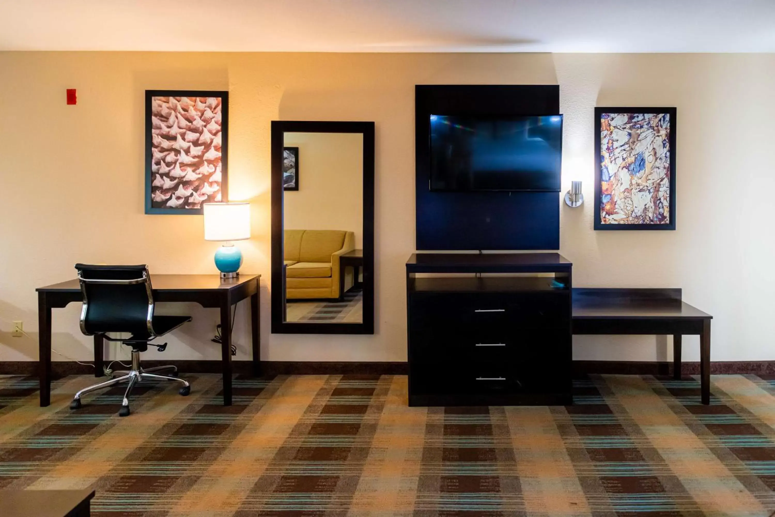 Photo of the whole room, TV/Entertainment Center in Best Western Plus North Savannah
