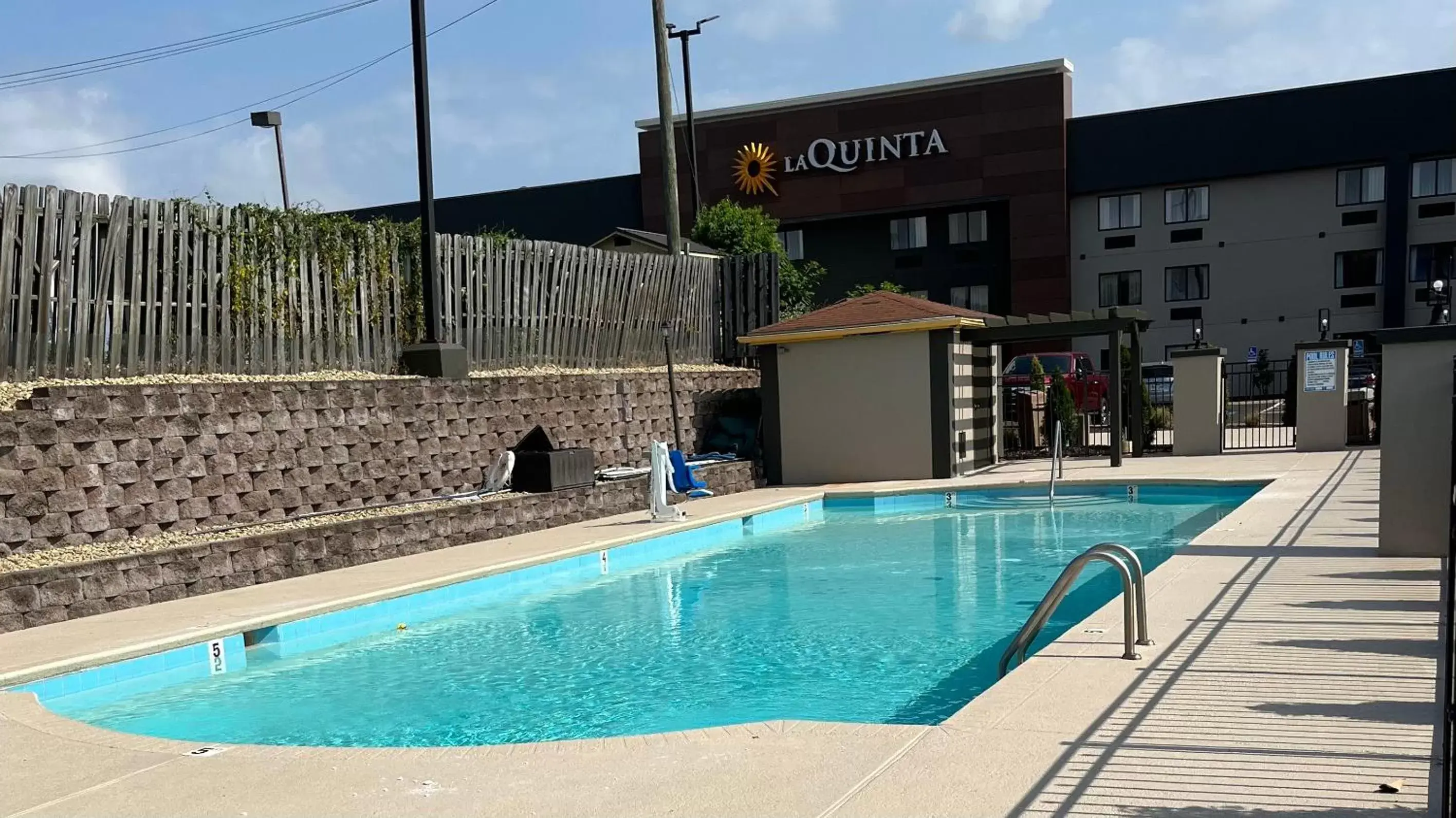 Swimming pool, Property Building in La Quinta by Wyndham Nashville Airport