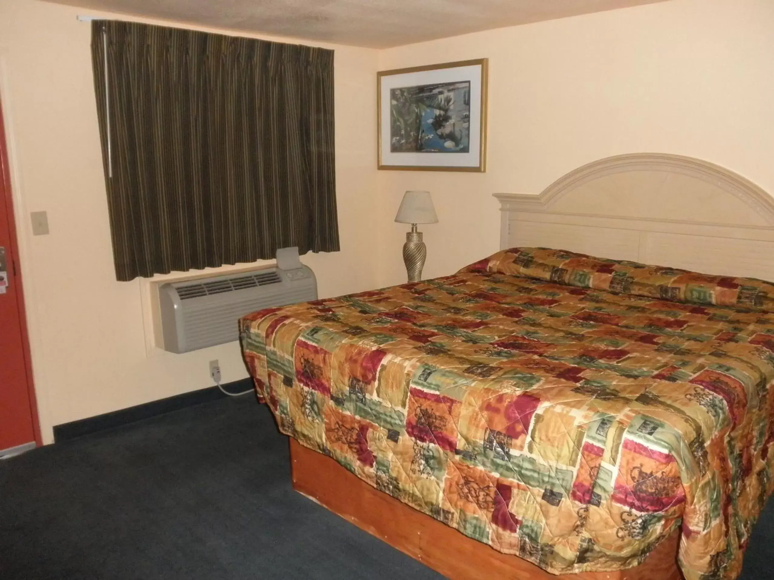 Bed in Rodeway Inn & Suites East