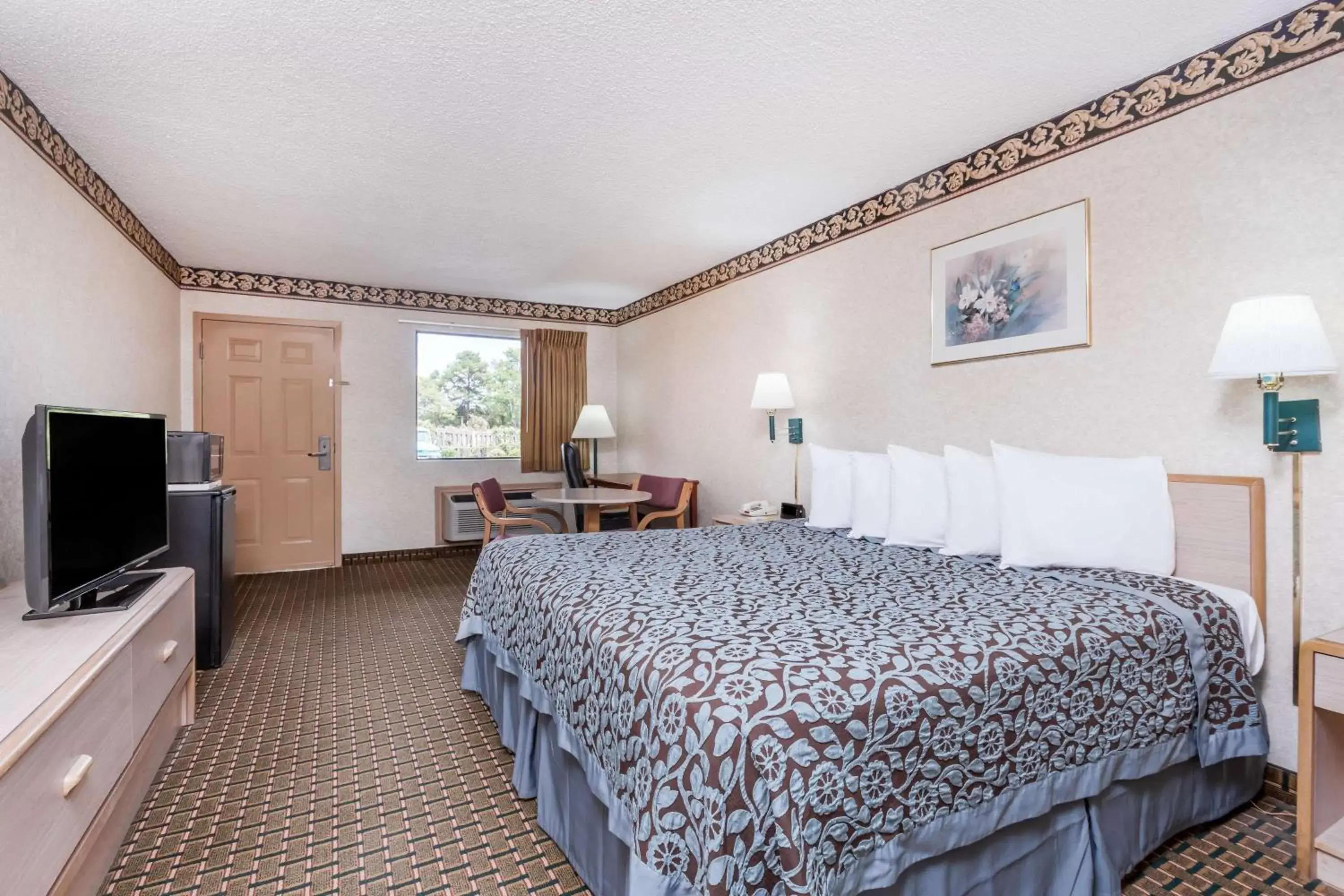 Photo of the whole room, Bed in Days Inn by Wyndham Byron