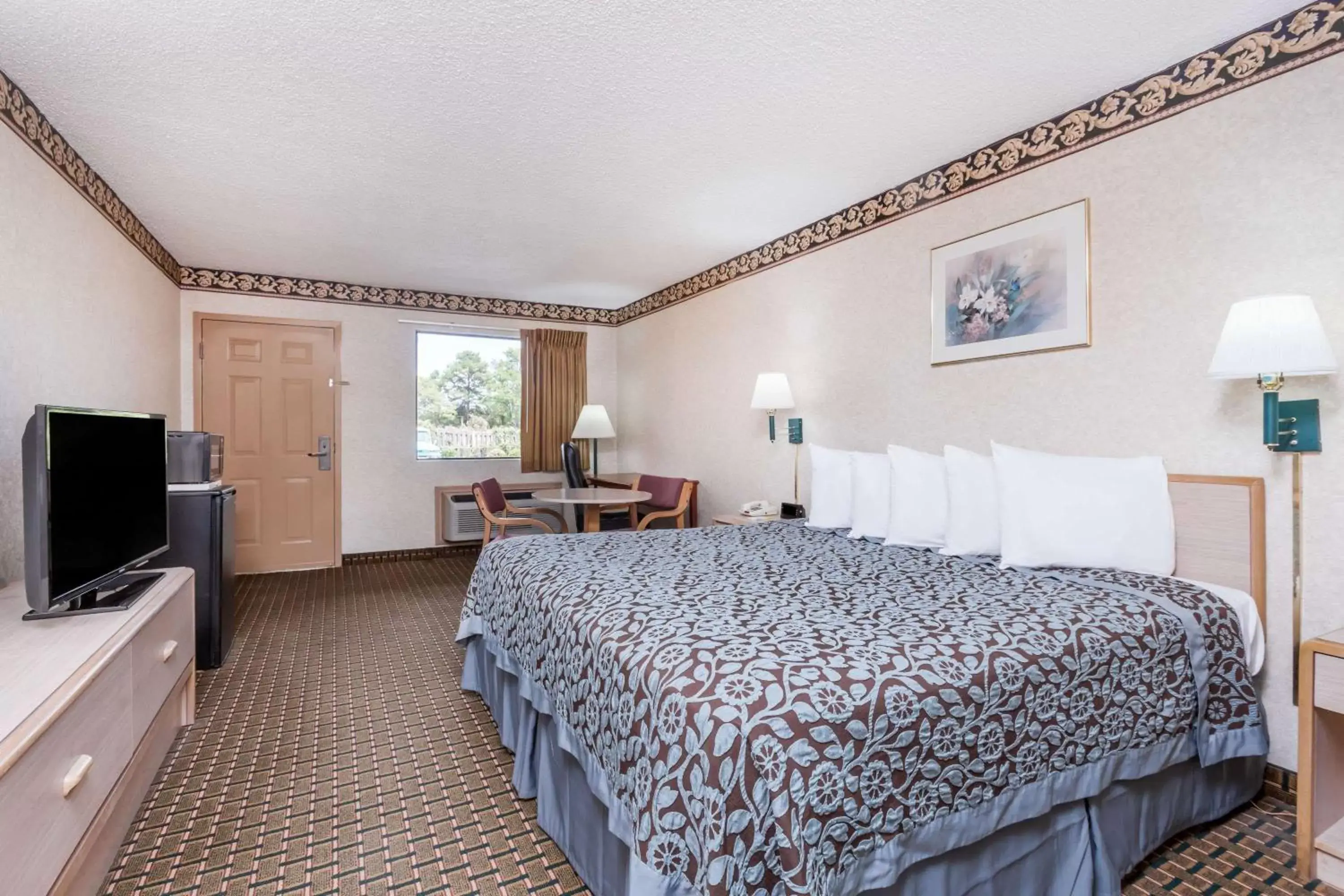 Photo of the whole room, Bed in Days Inn by Wyndham Byron Photo of the whole room, Bed in Days Inn by Wyndham Byron