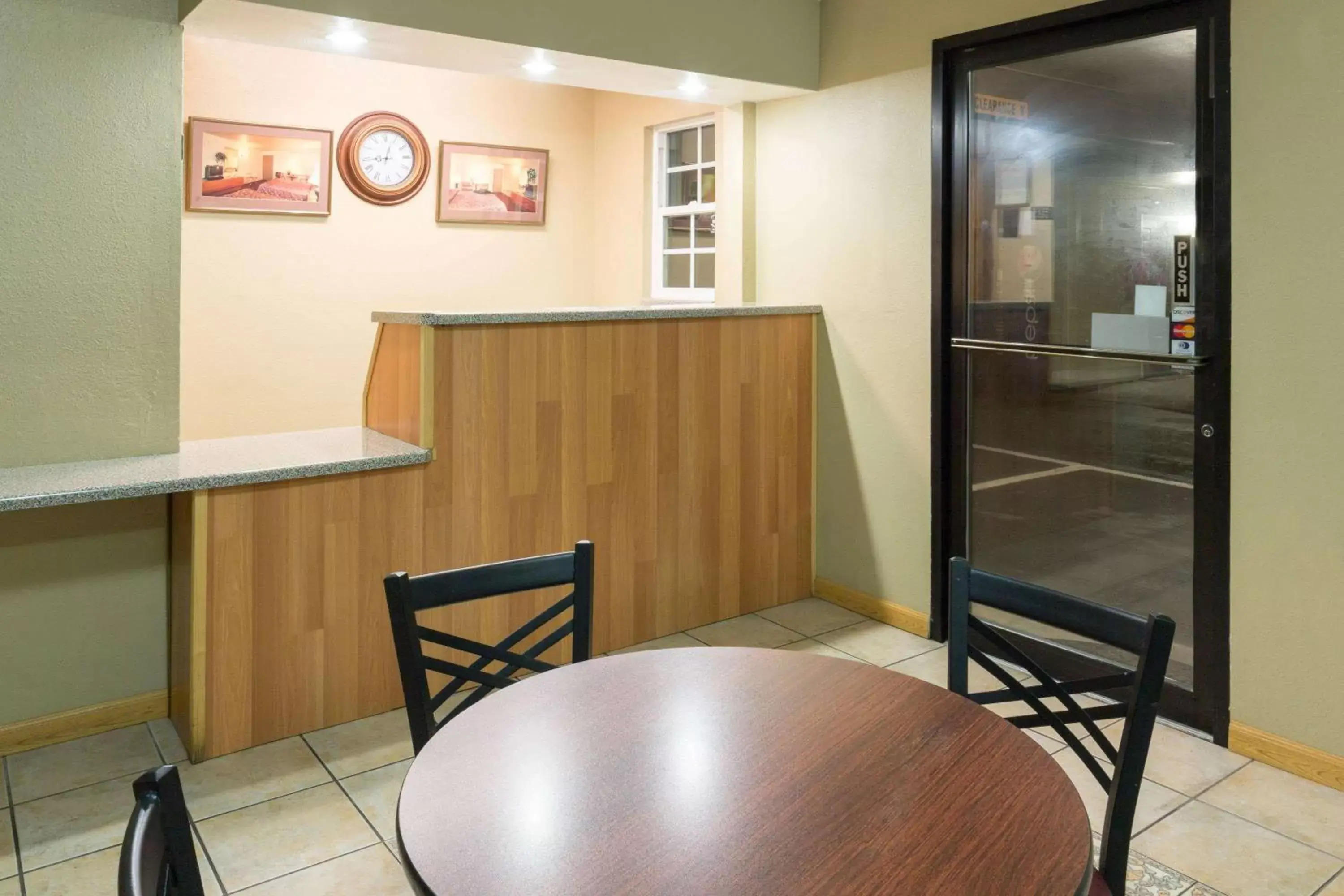 Lobby or reception in Super 8 by Wyndham Crescent City