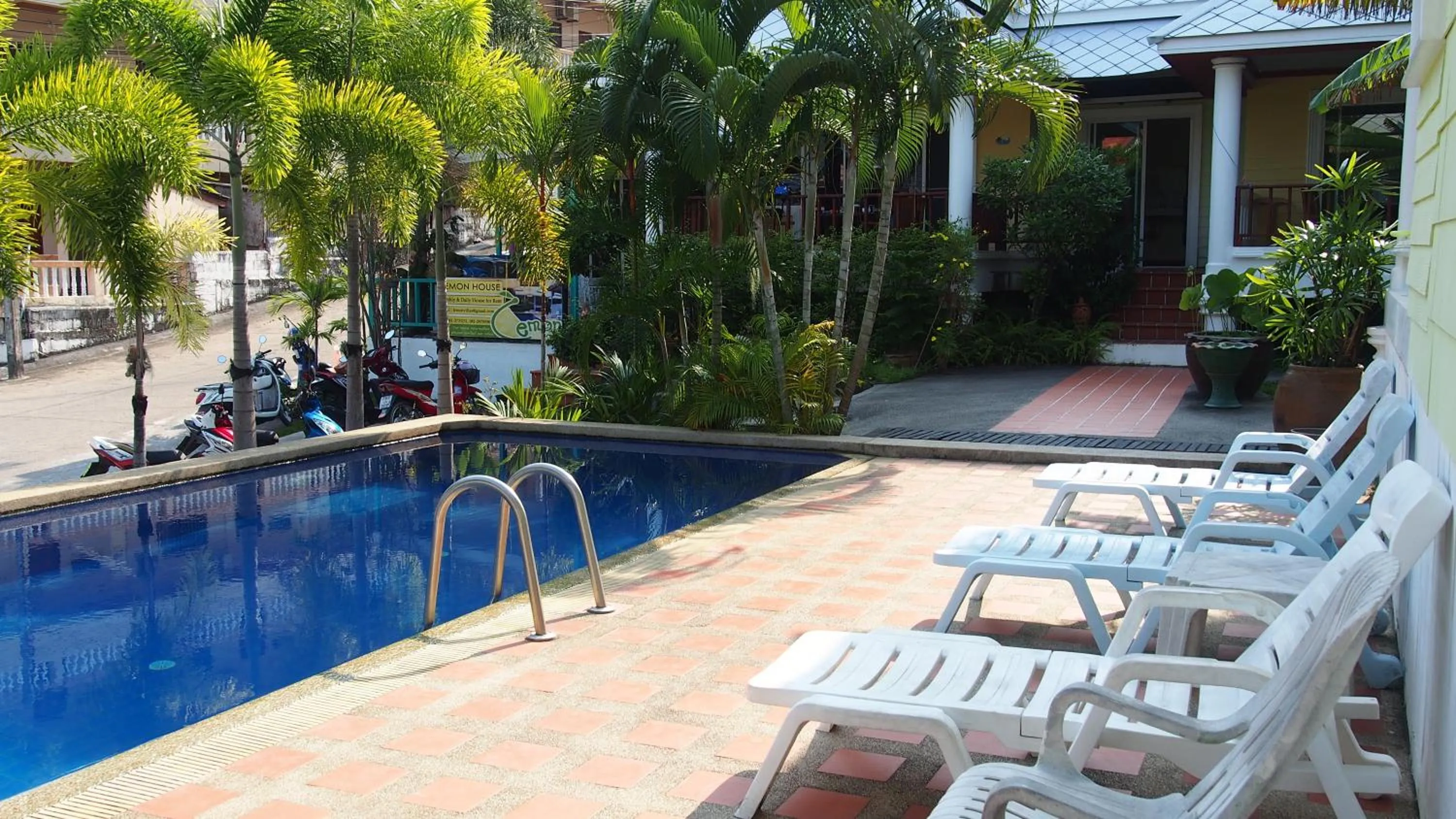 Swimming pool in Lemon House