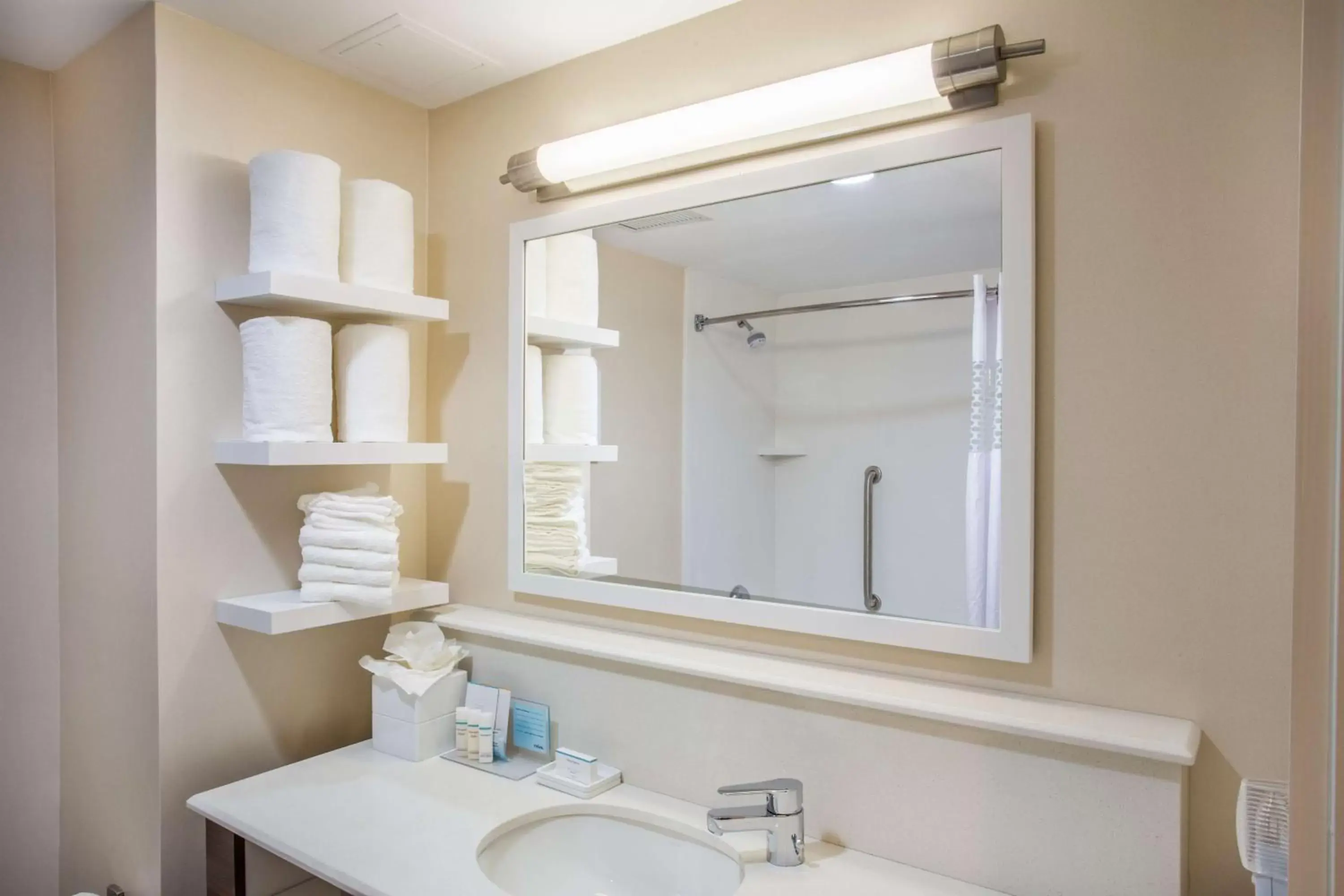 Bathroom in Hampton Inn & Suites Yonkers - Westchester